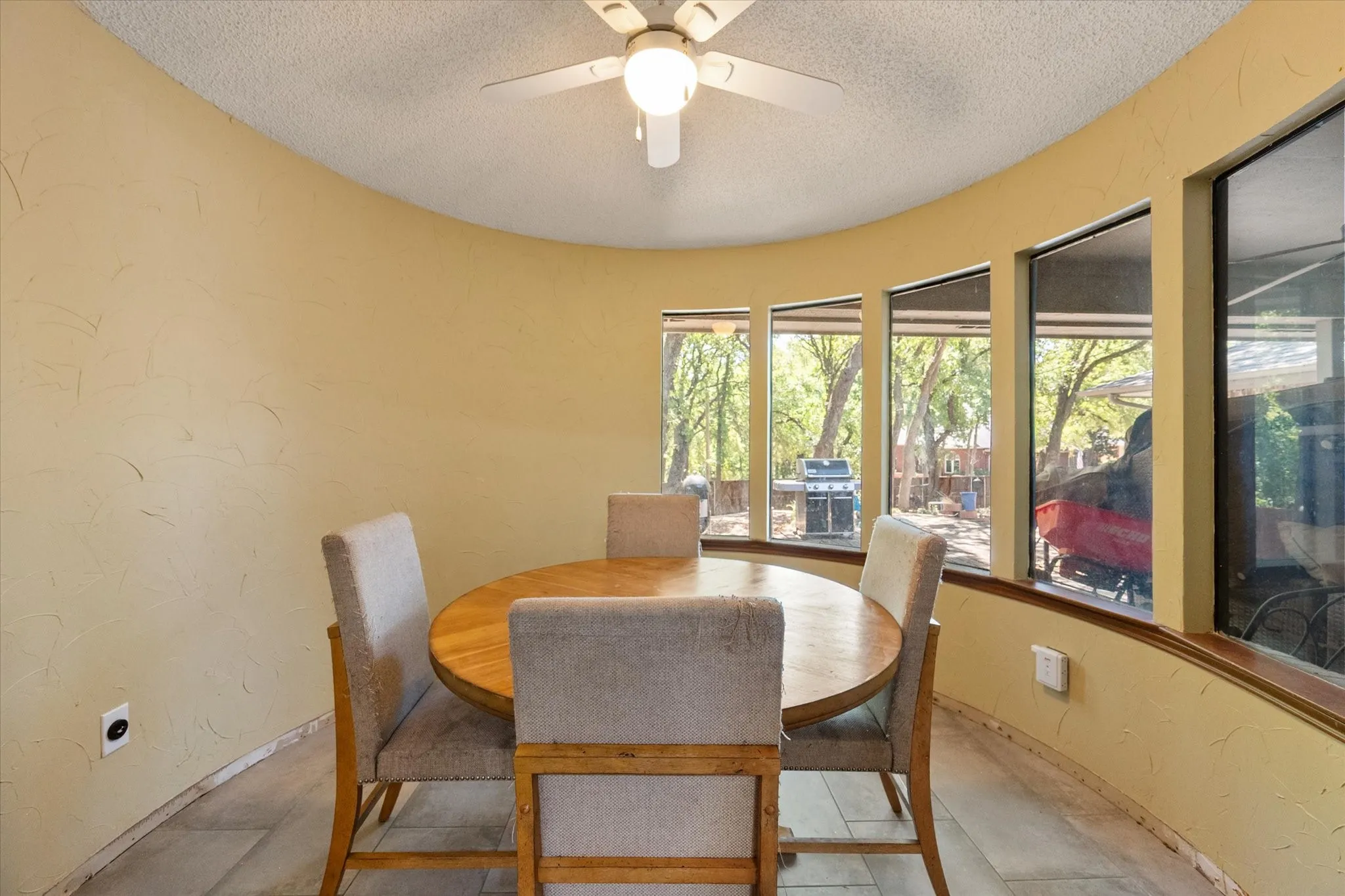 Single Family Residence For Sale in Tarrant County , 6110 Amicable Drive, Arlington, Texas 76016, 3 Bedroom, 2 Bathroom, 2 Garage spaces, 2,107 Sqft, built in 1978, mls#21363583, Real Estate Agent in Arlington, Homes For Sale in Tarrant county, Homes For Sale in Arlington, Realtor in Arlington Texas, Real Estate Brokerage Independent Realty Texas, Luminita Cordes Realtor