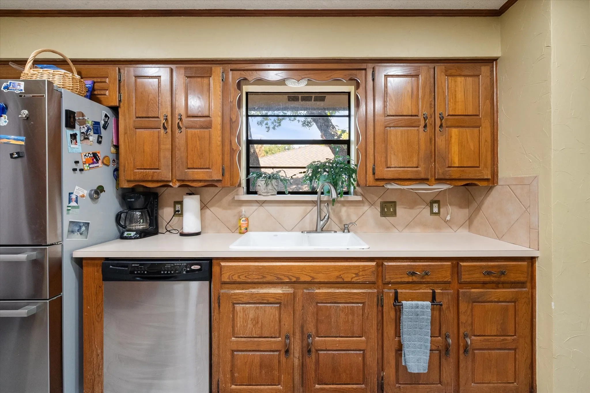 Single Family Residence For Sale in Tarrant County , 6110 Amicable Drive, Arlington, Texas 76016, 3 Bedroom, 2 Bathroom, 2 Garage spaces, 2,107 Sqft, built in 1978, mls#21363583, Real Estate Agent in Arlington, Homes For Sale in Tarrant county, Homes For Sale in Arlington, Realtor in Arlington Texas, Real Estate Brokerage Independent Realty Texas, Luminita Cordes Realtor