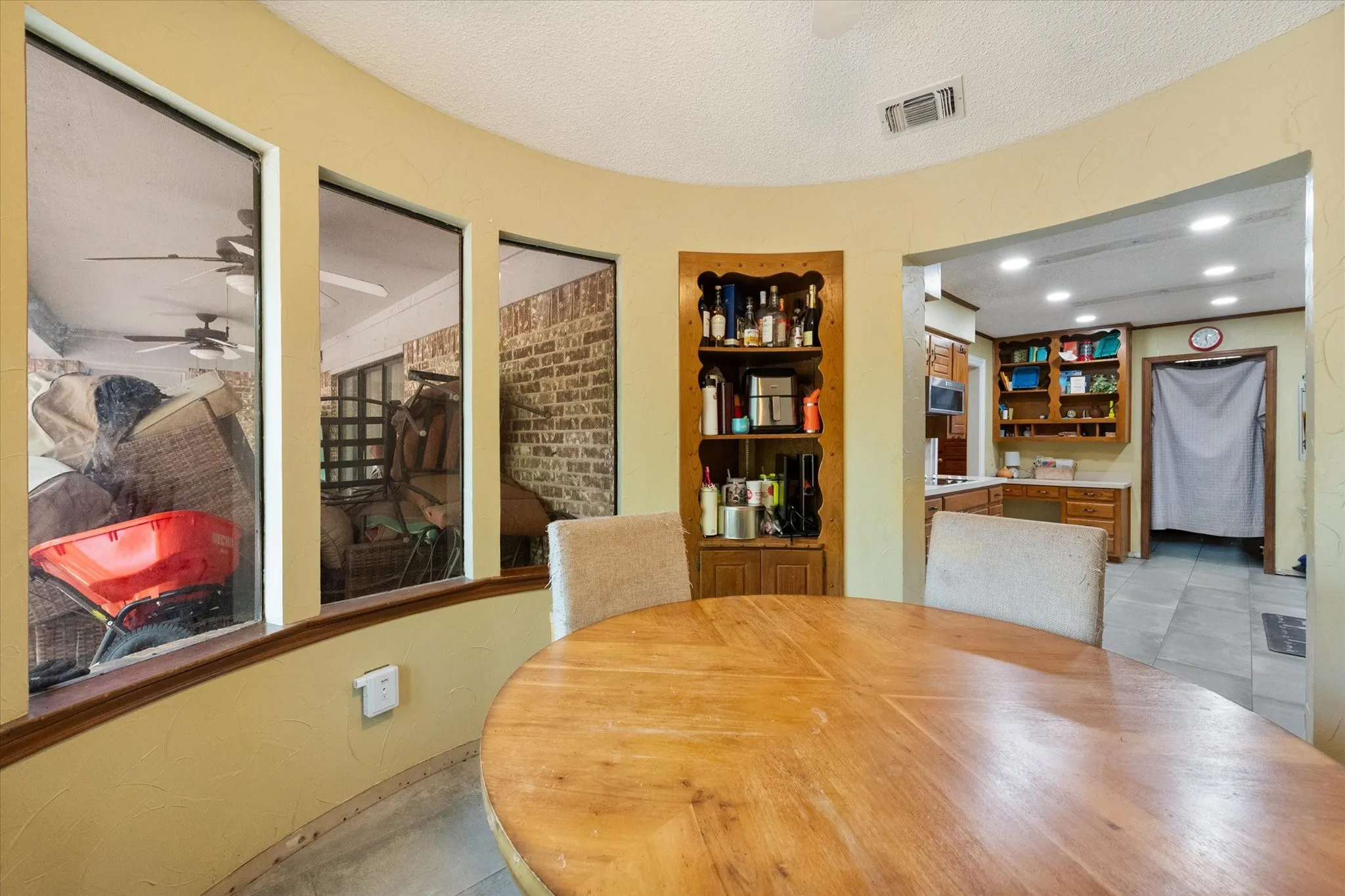 Single Family Residence For Sale in Tarrant County , 6110 Amicable Drive, Arlington, Texas 76016, 3 Bedroom, 2 Bathroom, 2 Garage spaces, 2,107 Sqft, built in 1978, mls#21363583, Real Estate Agent in Arlington, Homes For Sale in Tarrant county, Homes For Sale in Arlington, Realtor in Arlington Texas, Real Estate Brokerage Independent Realty Texas, Luminita Cordes Realtor