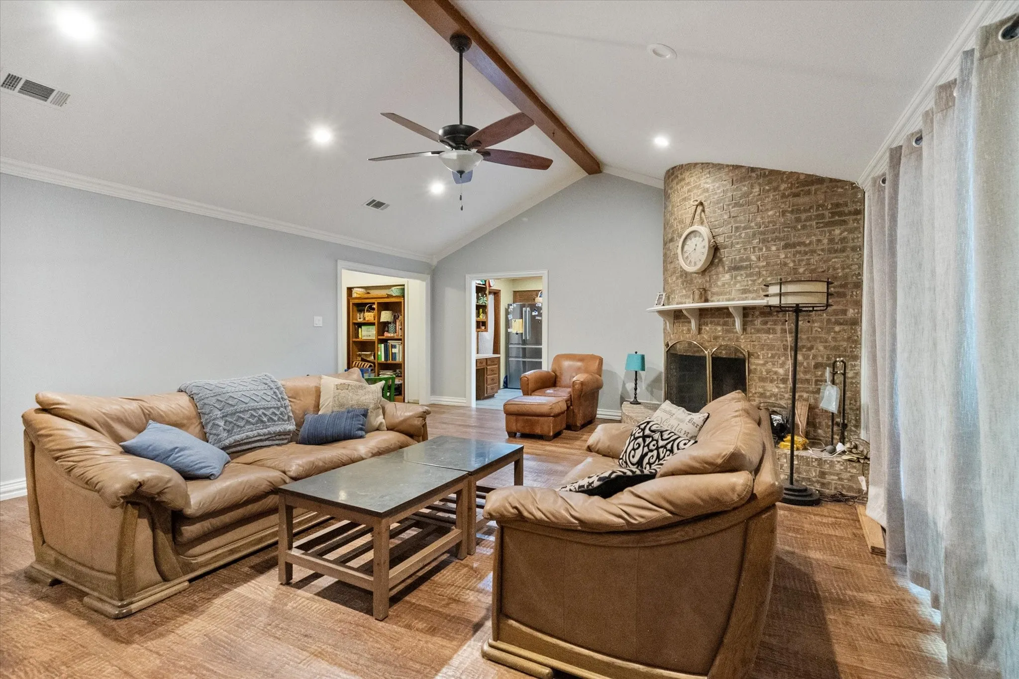 Single Family Residence For Sale in Tarrant County , 6110 Amicable Drive, Arlington, Texas 76016, 3 Bedroom, 2 Bathroom, 2 Garage spaces, 2,107 Sqft, built in 1978, mls#21363583, Real Estate Agent in Arlington, Homes For Sale in Tarrant county, Homes For Sale in Arlington, Realtor in Arlington Texas, Real Estate Brokerage Independent Realty Texas, Luminita Cordes Realtor