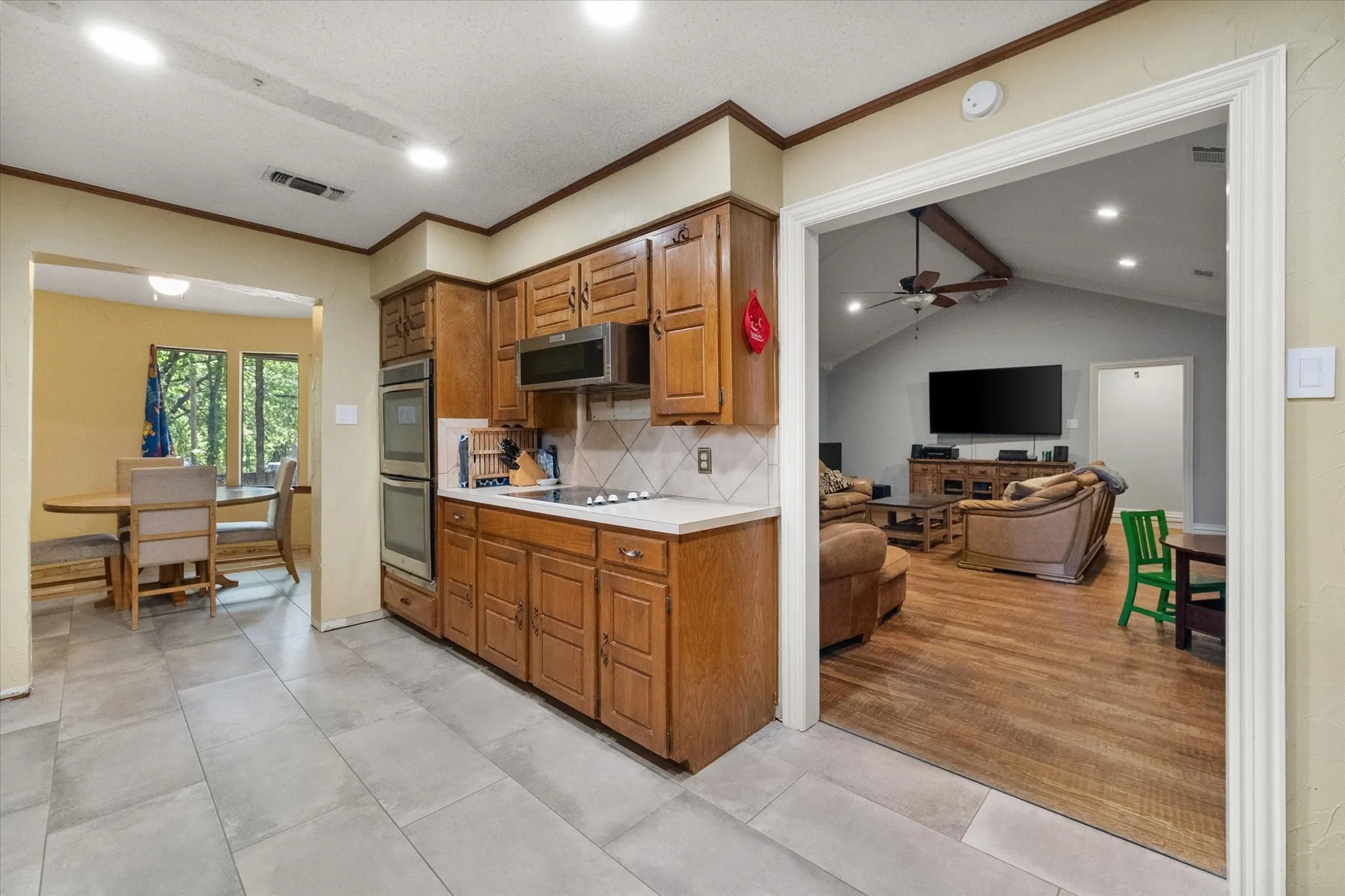 Single Family Residence For Sale in Tarrant County , 6110 Amicable Drive, Arlington, Texas 76016, 3 Bedroom, 2 Bathroom, 2 Garage spaces, 2,107 Sqft, built in 1978, mls#21363583, Real Estate Agent in Arlington, Homes For Sale in Tarrant county, Homes For Sale in Arlington, Realtor in Arlington Texas, Real Estate Brokerage Independent Realty Texas, Luminita Cordes Realtor