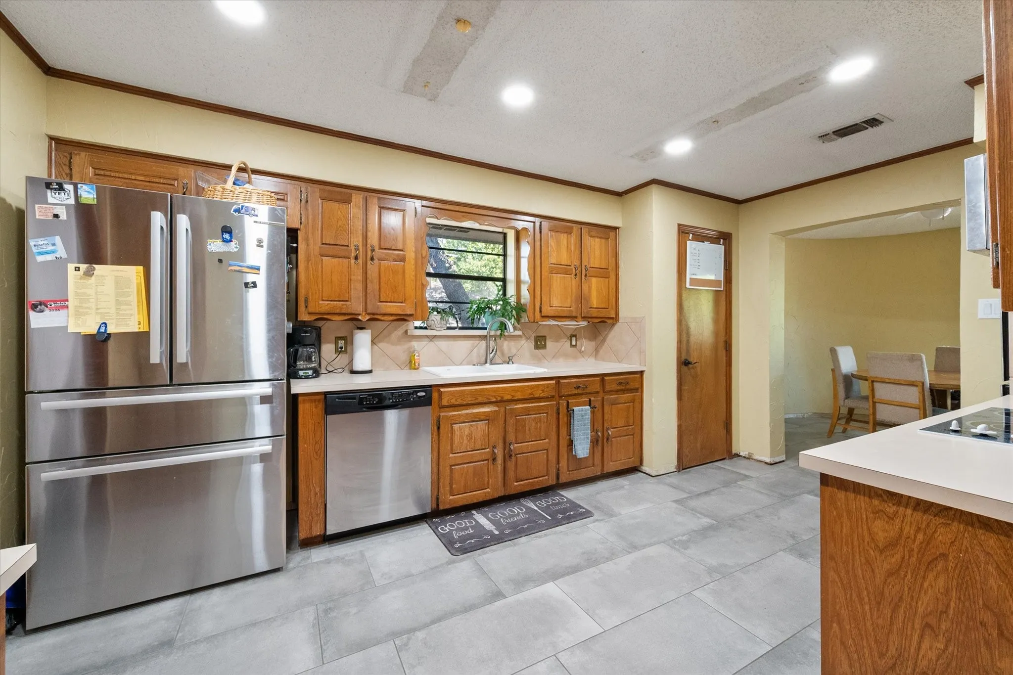 Single Family Residence For Sale in Tarrant County , 6110 Amicable Drive, Arlington, Texas 76016, 3 Bedroom, 2 Bathroom, 2 Garage spaces, 2,107 Sqft, built in 1978, mls#21363583, Real Estate Agent in Arlington, Homes For Sale in Tarrant county, Homes For Sale in Arlington, Realtor in Arlington Texas, Real Estate Brokerage Independent Realty Texas, Luminita Cordes Realtor