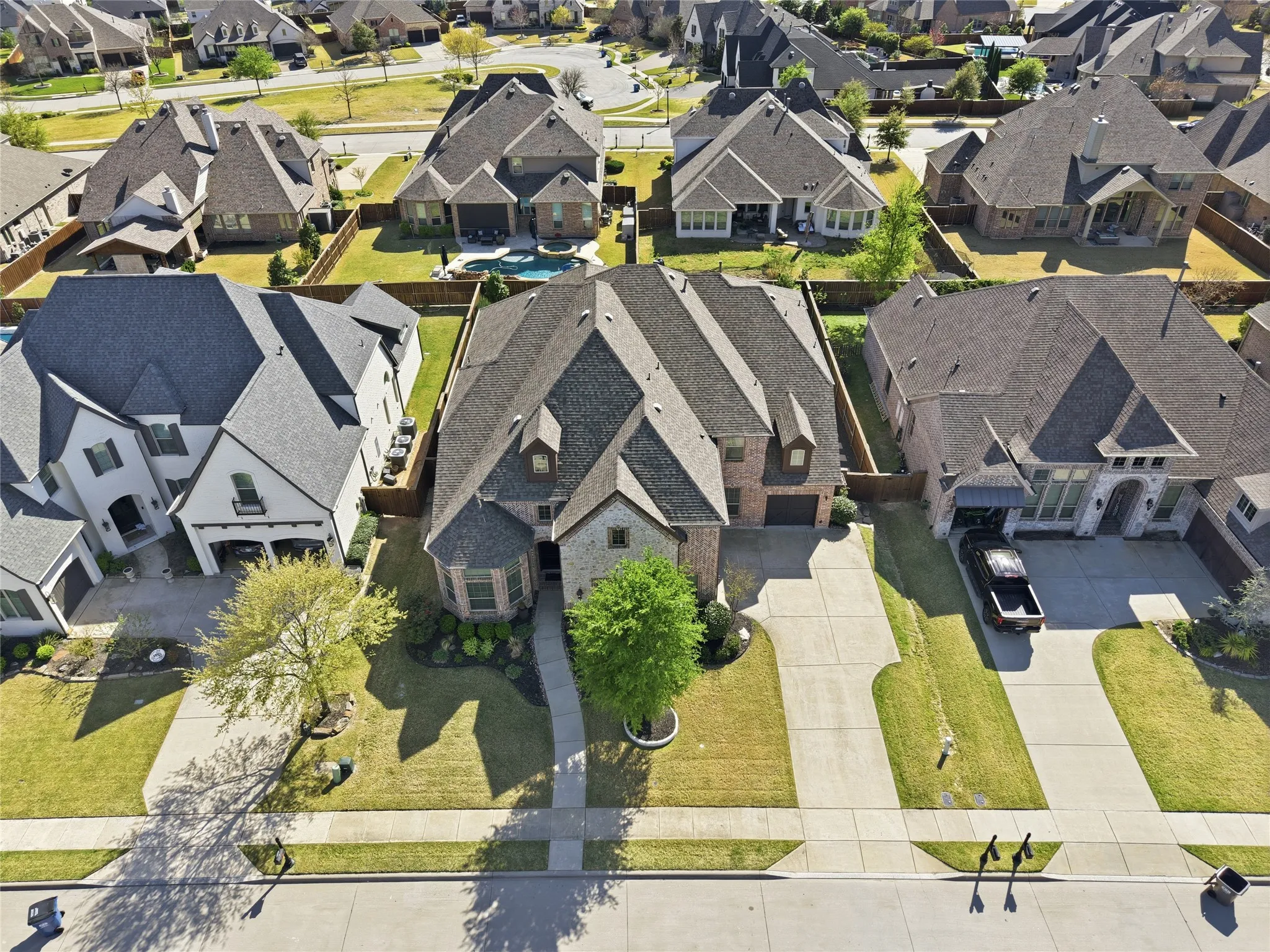 Aerial view of the large lot with lots of parking