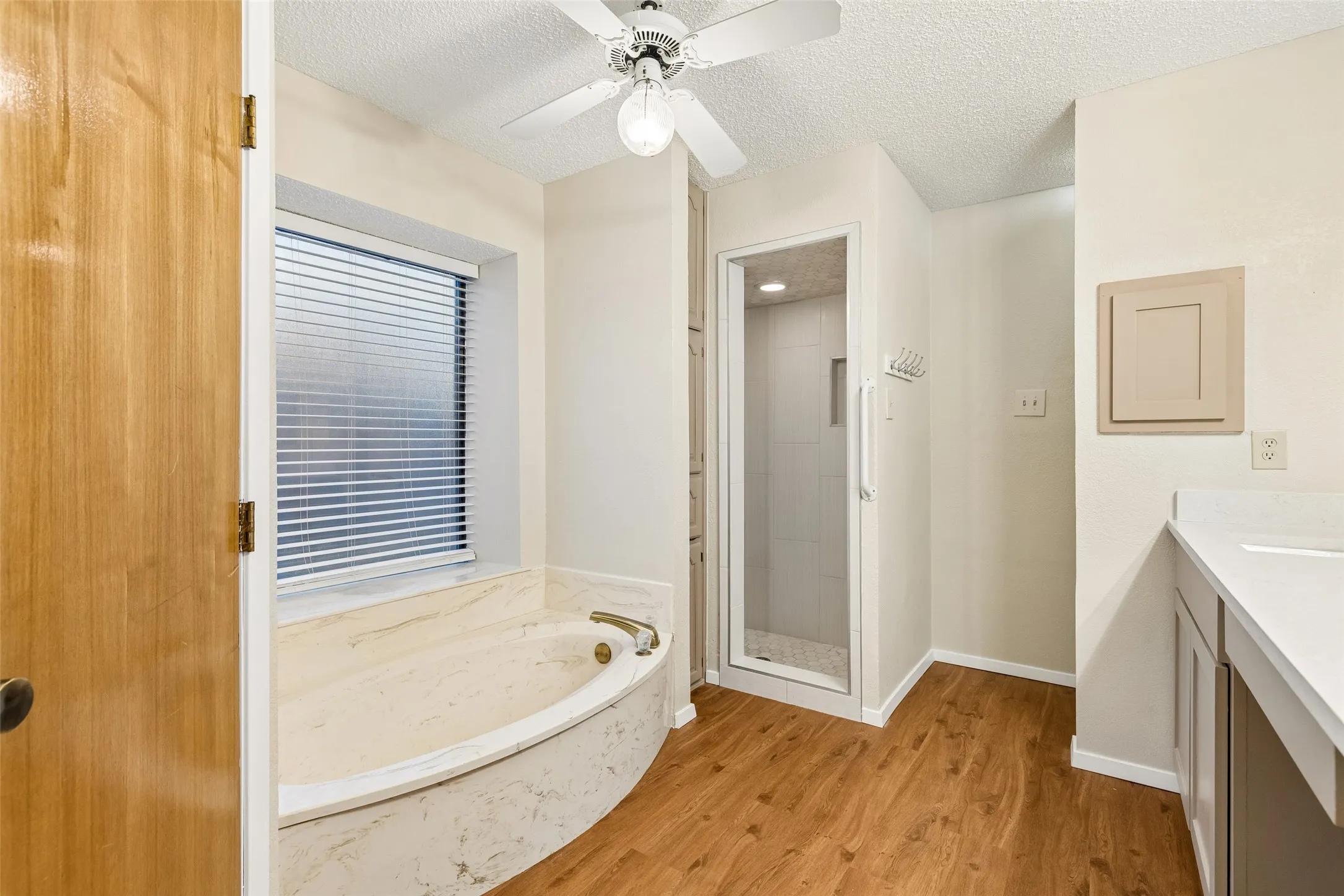 Single Family Residence For Sale in Tarrant County , 6640 Pleasant Ridge Drive, North Richland Hills, Texas 76180, 4 Bedroom, 2 Bathroom, 2 Garage spaces, 1,882 Sqft, built in 1984, mls#21363770, Real Estate Agent in North Richland Hills, Homes For Sale in Tarrant county, Homes For Sale in North Richland Hills, Realtor in North Richland Hills Texas, Real Estate Brokerage Independent Realty Texas, Luminita Cordes Realtor