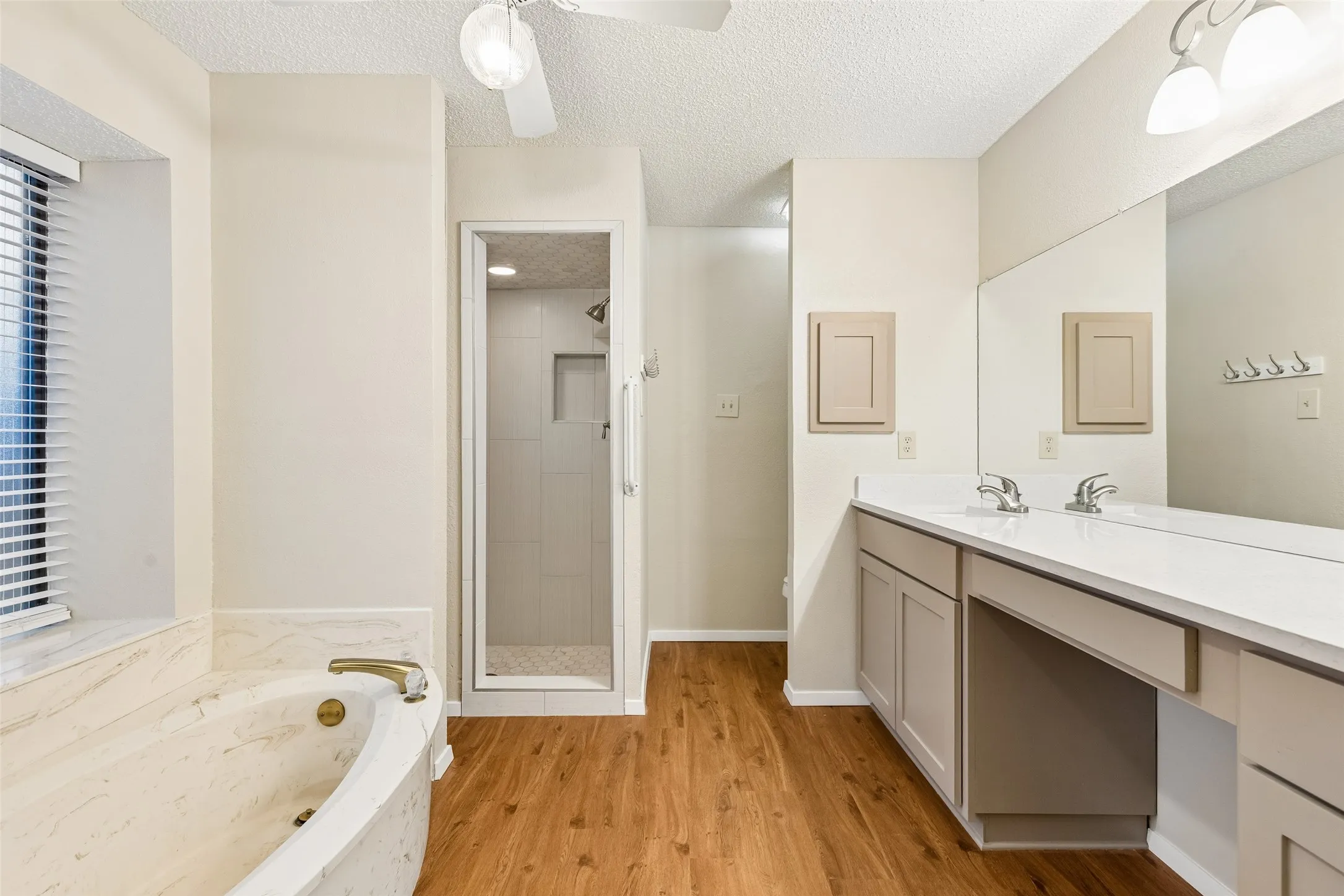 Single Family Residence For Sale in Tarrant County , 6640 Pleasant Ridge Drive, North Richland Hills, Texas 76180, 4 Bedroom, 2 Bathroom, 2 Garage spaces, 1,882 Sqft, built in 1984, mls#21363770, Real Estate Agent in North Richland Hills, Homes For Sale in Tarrant county, Homes For Sale in North Richland Hills, Realtor in North Richland Hills Texas, Real Estate Brokerage Independent Realty Texas, Luminita Cordes Realtor