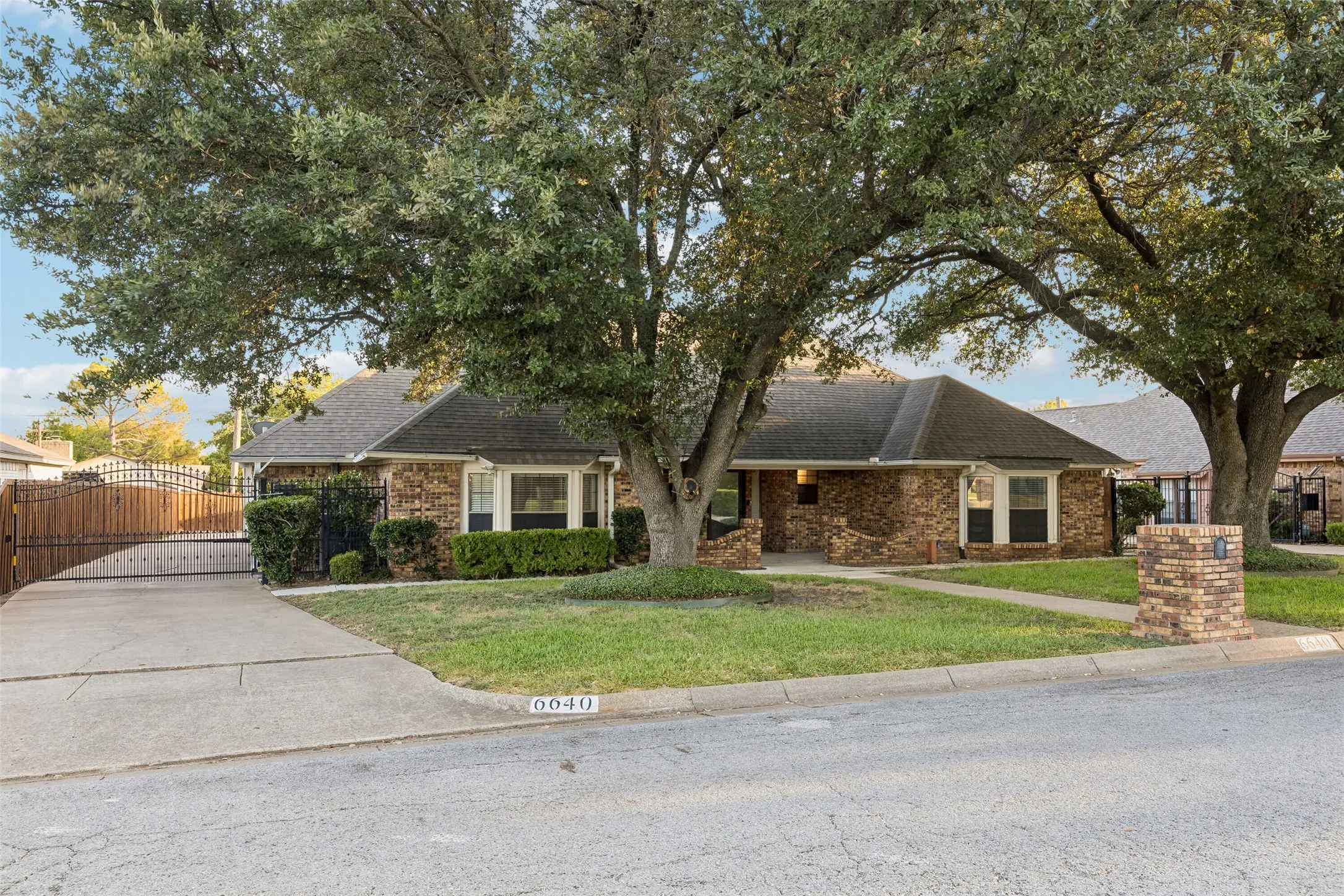 Single Family Residence For Sale in Tarrant County , 6640 Pleasant Ridge Drive, North Richland Hills, Texas 76180, 4 Bedroom, 2 Bathroom, 2 Garage spaces, 1,882 Sqft, built in 1984, mls#21363770, Real Estate Agent in North Richland Hills, Homes For Sale in Tarrant county, Homes For Sale in North Richland Hills, Realtor in North Richland Hills Texas, Real Estate Brokerage Independent Realty Texas, Luminita Cordes Realtor
