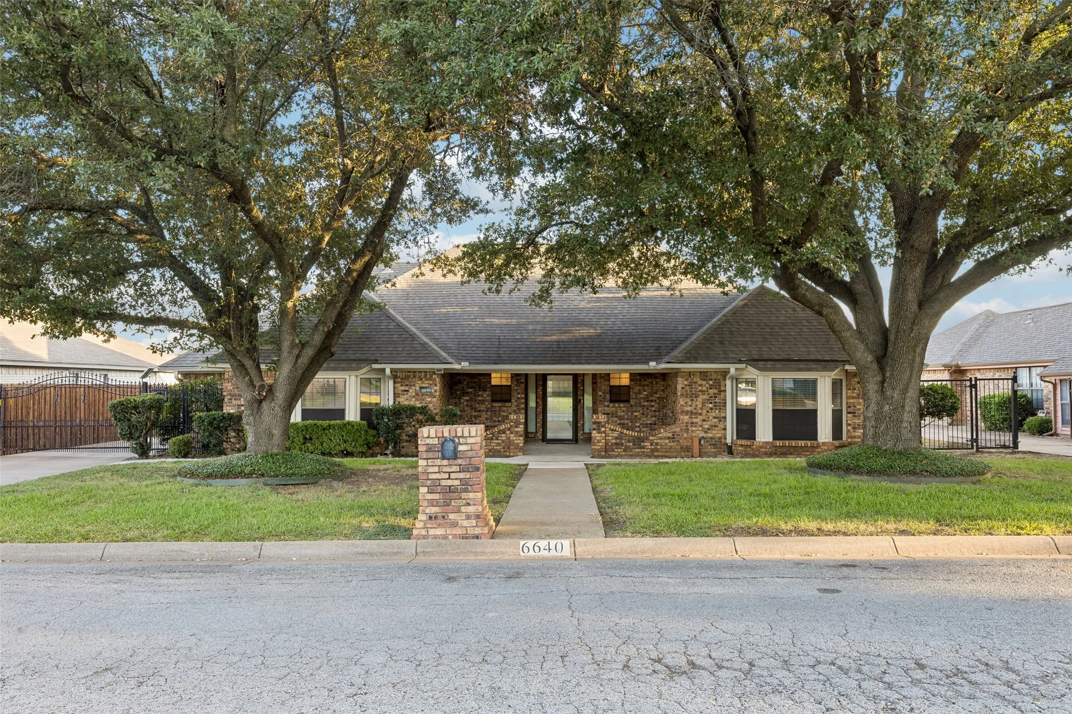 Single Family Residence For Sale in Tarrant County , 6640 Pleasant Ridge Drive, North Richland Hills, Texas 76180, 4 Bedroom, 2 Bathroom, 2 Garage spaces, 1,882 Sqft, built in 1984, mls#21363770, Real Estate Agent in North Richland Hills, Homes For Sale in Tarrant county, Homes For Sale in North Richland Hills, Realtor in North Richland Hills Texas, Real Estate Brokerage Independent Realty Texas, Luminita Cordes Realtor