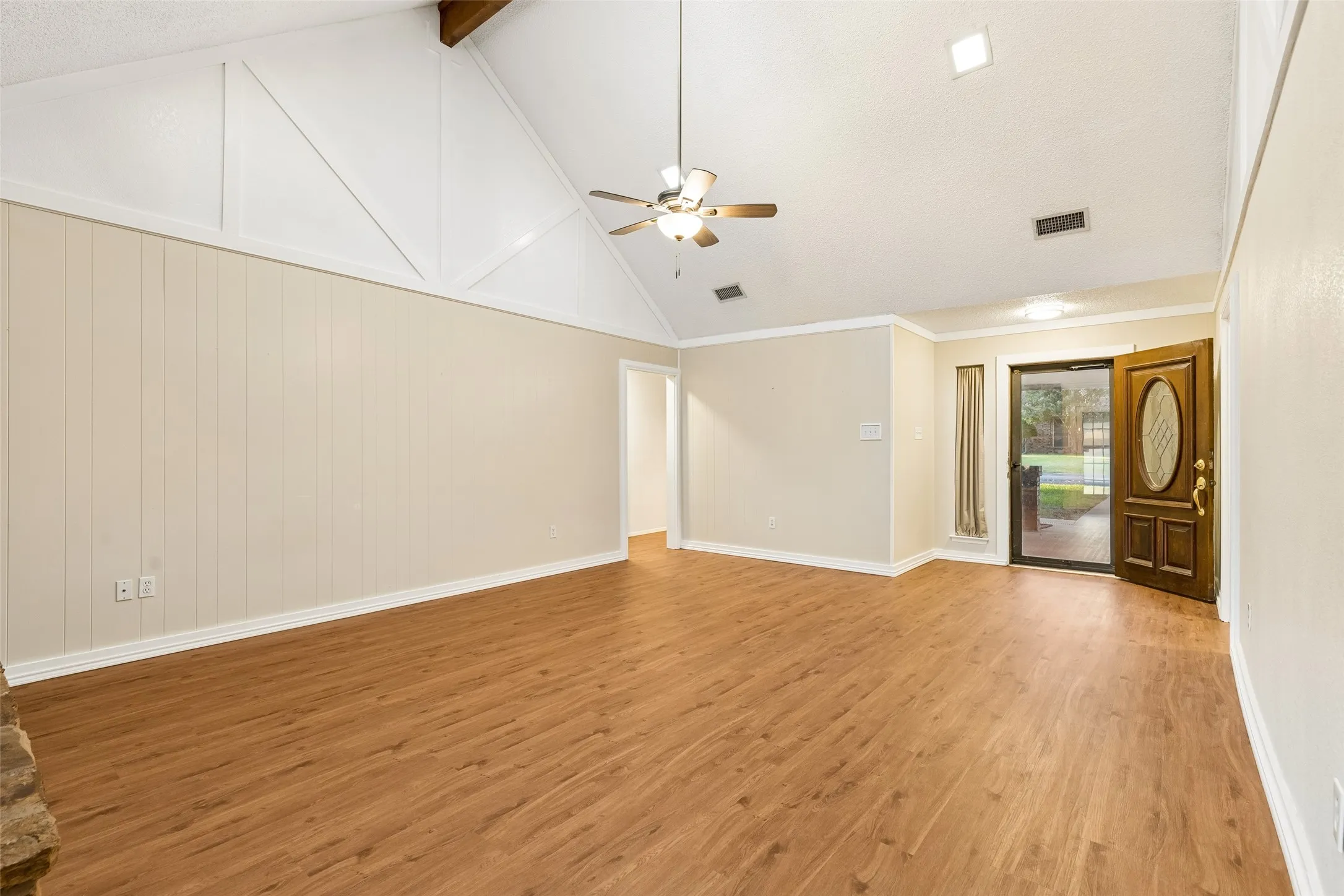 Single Family Residence For Sale in Tarrant County , 6640 Pleasant Ridge Drive, North Richland Hills, Texas 76180, 4 Bedroom, 2 Bathroom, 2 Garage spaces, 1,882 Sqft, built in 1984, mls#21363770, Real Estate Agent in North Richland Hills, Homes For Sale in Tarrant county, Homes For Sale in North Richland Hills, Realtor in North Richland Hills Texas, Real Estate Brokerage Independent Realty Texas, Luminita Cordes Realtor