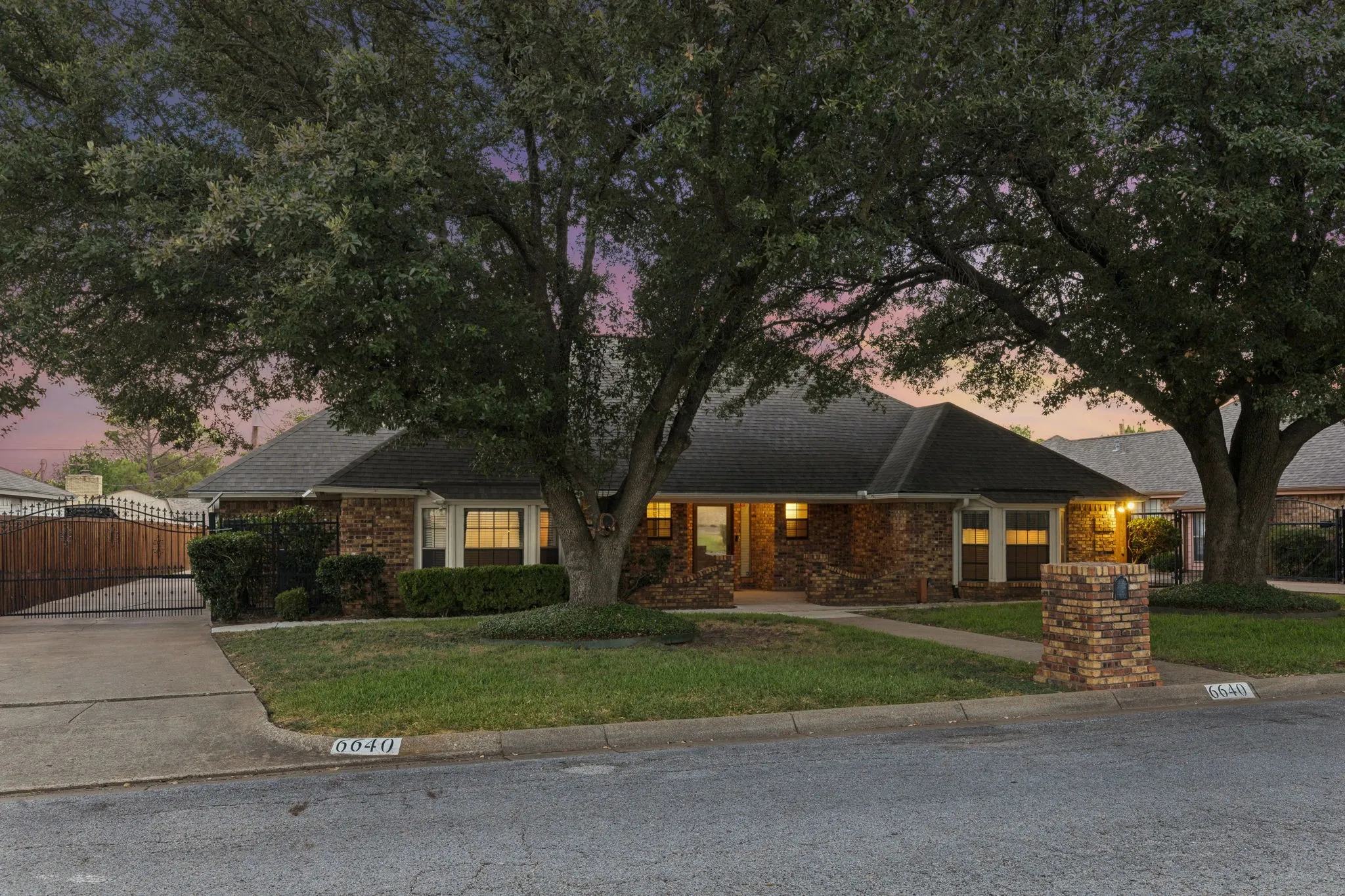 Single Family Residence For Sale in Tarrant County , 6640 Pleasant Ridge Drive, North Richland Hills, Texas 76180, 4 Bedroom, 2 Bathroom, 2 Garage spaces, 1,882 Sqft, built in 1984, mls#21363770, Real Estate Agent in North Richland Hills, Homes For Sale in Tarrant county, Homes For Sale in North Richland Hills, Realtor in North Richland Hills Texas, Real Estate Brokerage Independent Realty Texas, Luminita Cordes Realtor