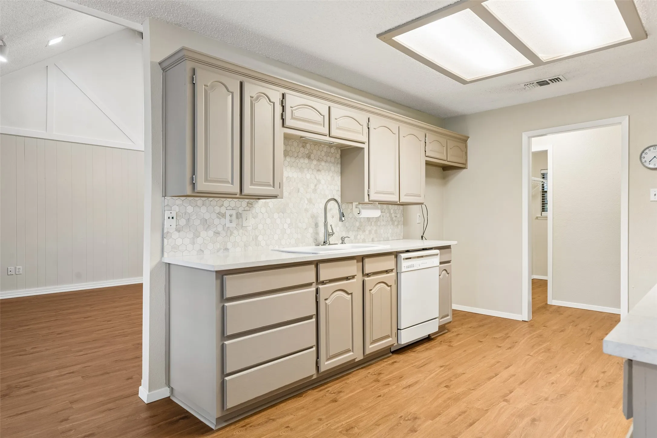 Single Family Residence For Sale in Tarrant County , 6640 Pleasant Ridge Drive, North Richland Hills, Texas 76180, 4 Bedroom, 2 Bathroom, 2 Garage spaces, 1,882 Sqft, built in 1984, mls#21363770, Real Estate Agent in North Richland Hills, Homes For Sale in Tarrant county, Homes For Sale in North Richland Hills, Realtor in North Richland Hills Texas, Real Estate Brokerage Independent Realty Texas, Luminita Cordes Realtor