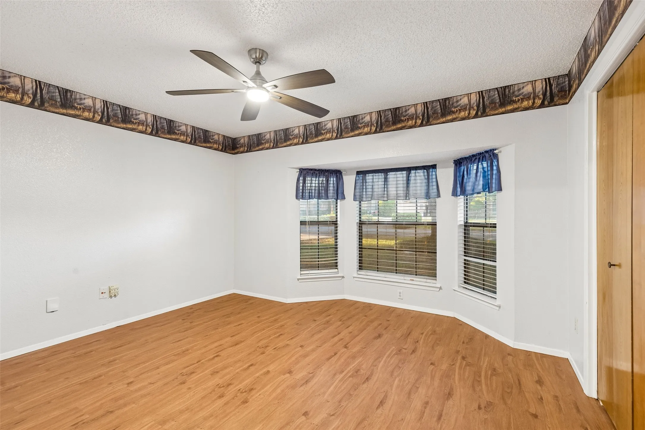 Single Family Residence For Sale in Tarrant County , 6640 Pleasant Ridge Drive, North Richland Hills, Texas 76180, 4 Bedroom, 2 Bathroom, 2 Garage spaces, 1,882 Sqft, built in 1984, mls#21363770, Real Estate Agent in North Richland Hills, Homes For Sale in Tarrant county, Homes For Sale in North Richland Hills, Realtor in North Richland Hills Texas, Real Estate Brokerage Independent Realty Texas, Luminita Cordes Realtor