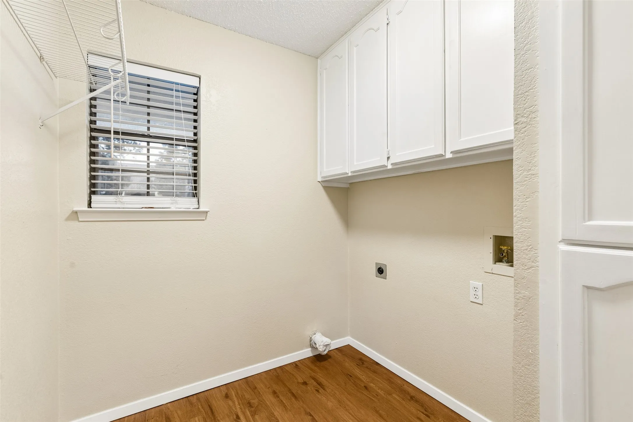 Single Family Residence For Sale in Tarrant County , 6640 Pleasant Ridge Drive, North Richland Hills, Texas 76180, 4 Bedroom, 2 Bathroom, 2 Garage spaces, 1,882 Sqft, built in 1984, mls#21363770, Real Estate Agent in North Richland Hills, Homes For Sale in Tarrant county, Homes For Sale in North Richland Hills, Realtor in North Richland Hills Texas, Real Estate Brokerage Independent Realty Texas, Luminita Cordes Realtor