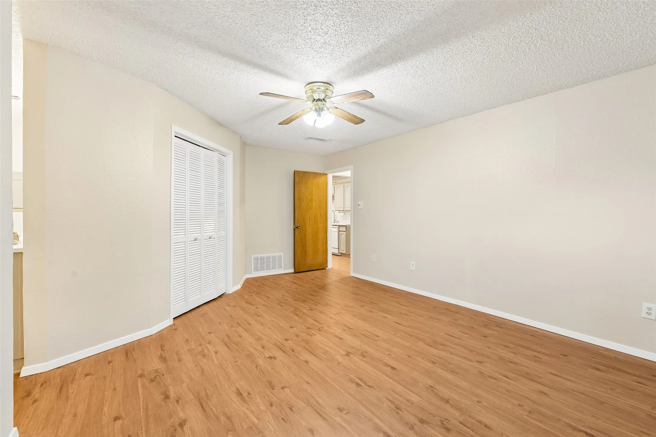 Single Family Residence For Sale in Tarrant County , 6640 Pleasant Ridge Drive, North Richland Hills, Texas 76180, 4 Bedroom, 2 Bathroom, 2 Garage spaces, 1,882 Sqft, built in 1984, mls#21363770, Real Estate Agent in North Richland Hills, Homes For Sale in Tarrant county, Homes For Sale in North Richland Hills, Realtor in North Richland Hills Texas, Real Estate Brokerage Independent Realty Texas, Luminita Cordes Realtor