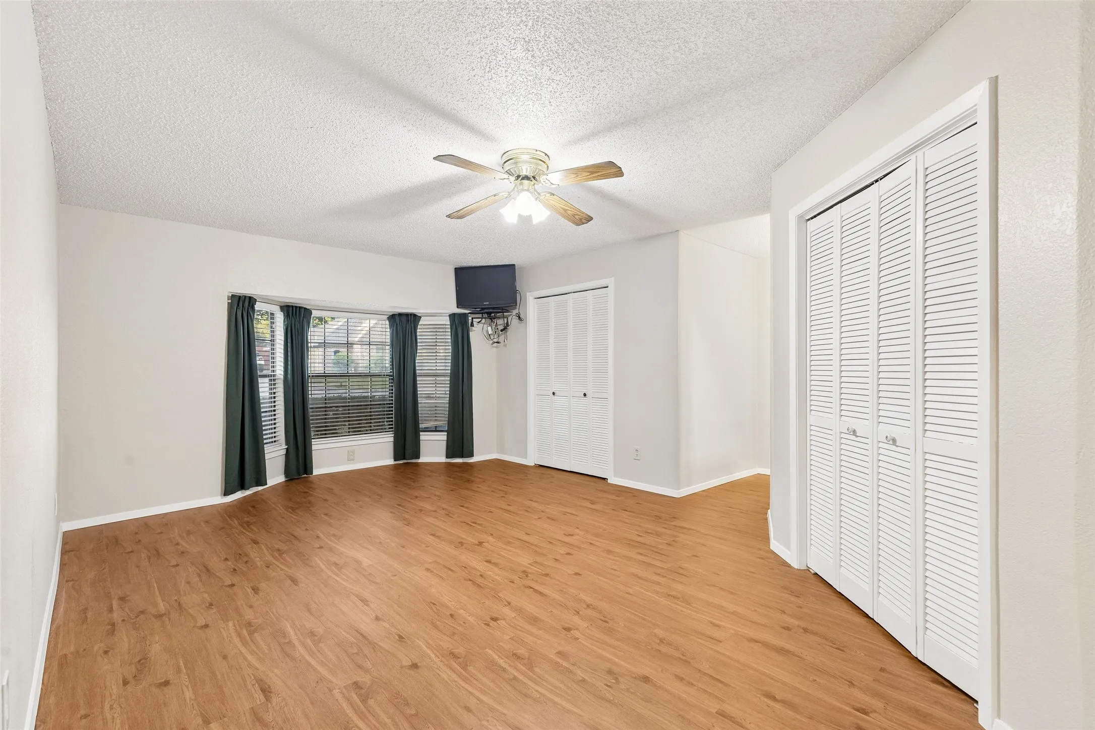 Single Family Residence For Sale in Tarrant County , 6640 Pleasant Ridge Drive, North Richland Hills, Texas 76180, 4 Bedroom, 2 Bathroom, 2 Garage spaces, 1,882 Sqft, built in 1984, mls#21363770, Real Estate Agent in North Richland Hills, Homes For Sale in Tarrant county, Homes For Sale in North Richland Hills, Realtor in North Richland Hills Texas, Real Estate Brokerage Independent Realty Texas, Luminita Cordes Realtor