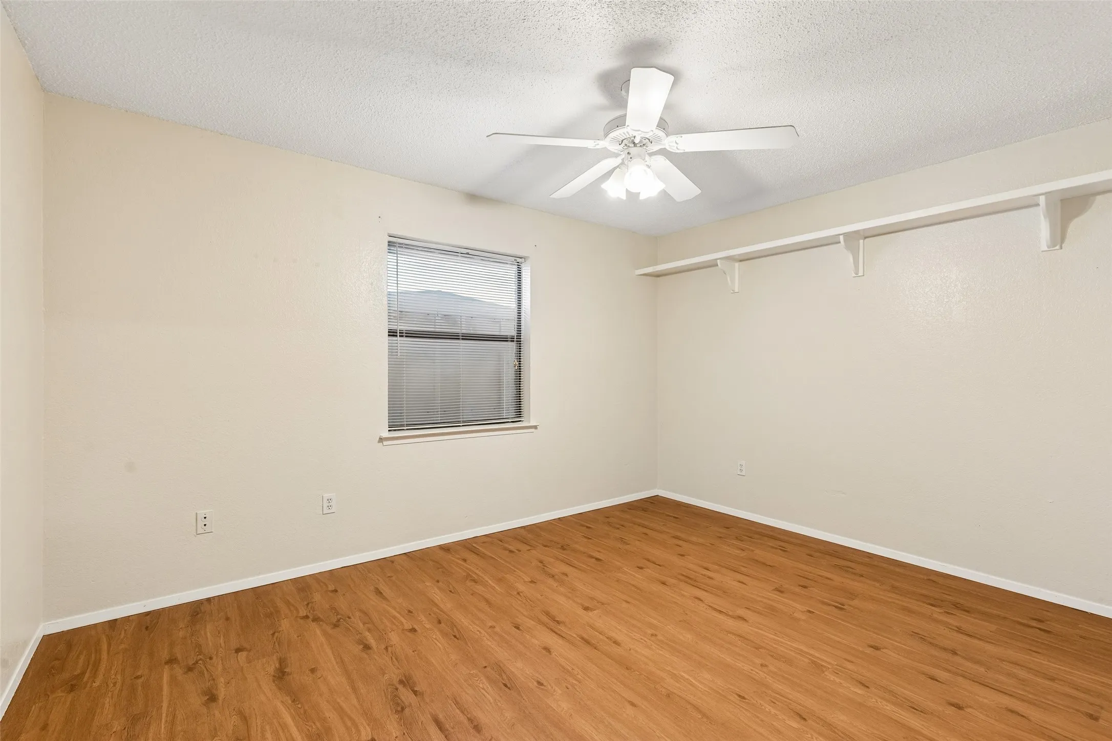Single Family Residence For Sale in Tarrant County , 6640 Pleasant Ridge Drive, North Richland Hills, Texas 76180, 4 Bedroom, 2 Bathroom, 2 Garage spaces, 1,882 Sqft, built in 1984, mls#21363770, Real Estate Agent in North Richland Hills, Homes For Sale in Tarrant county, Homes For Sale in North Richland Hills, Realtor in North Richland Hills Texas, Real Estate Brokerage Independent Realty Texas, Luminita Cordes Realtor