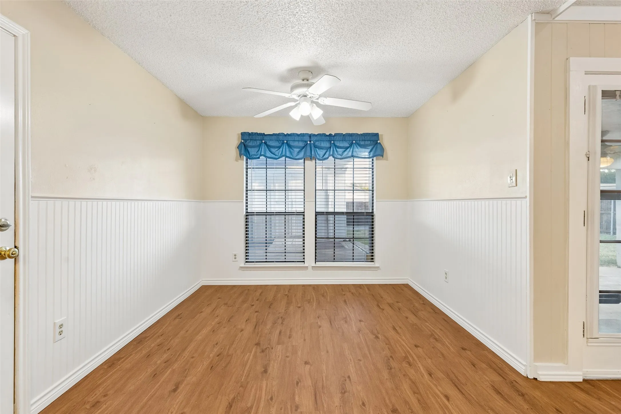 Single Family Residence For Sale in Tarrant County , 6640 Pleasant Ridge Drive, North Richland Hills, Texas 76180, 4 Bedroom, 2 Bathroom, 2 Garage spaces, 1,882 Sqft, built in 1984, mls#21363770, Real Estate Agent in North Richland Hills, Homes For Sale in Tarrant county, Homes For Sale in North Richland Hills, Realtor in North Richland Hills Texas, Real Estate Brokerage Independent Realty Texas, Luminita Cordes Realtor