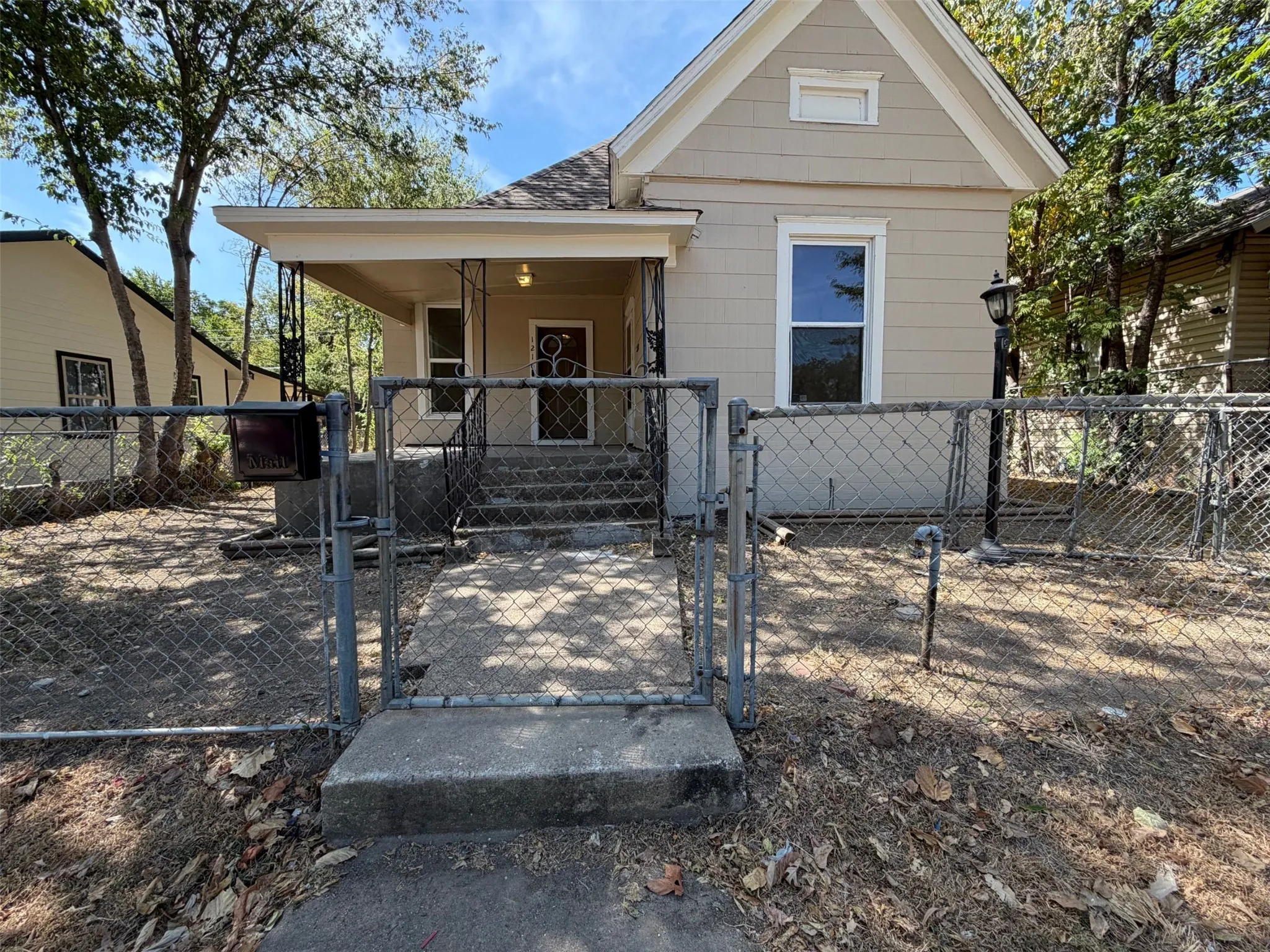 Single Family Residence For Sale in Tarrant County , 1216 Bessie Street, Fort Worth, Texas 76104, 3 Bedroom, 2 Bathroom, Garage spaces, 1,000 Sqft, built in 1912, mls#21365337, Real Estate Agent in Fort Worth, Homes For Sale in Tarrant county, Homes For Sale in Fort Worth, Realtor in Fort Worth Texas, Real Estate Brokerage Independent Realty Texas, Luminita Cordes Realtor