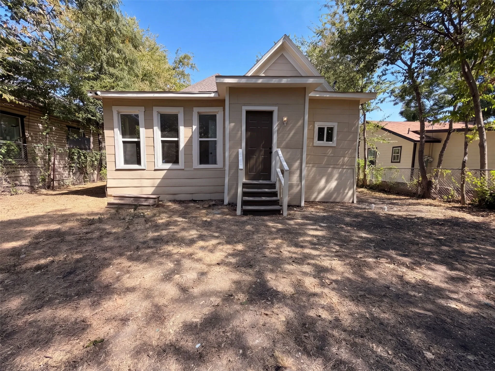 Single Family Residence For Sale in Tarrant County , 1216 Bessie Street, Fort Worth, Texas 76104, 3 Bedroom, 2 Bathroom, Garage spaces, 1,000 Sqft, built in 1912, mls#21365337, Real Estate Agent in Fort Worth, Homes For Sale in Tarrant county, Homes For Sale in Fort Worth, Realtor in Fort Worth Texas, Real Estate Brokerage Independent Realty Texas, Luminita Cordes Realtor