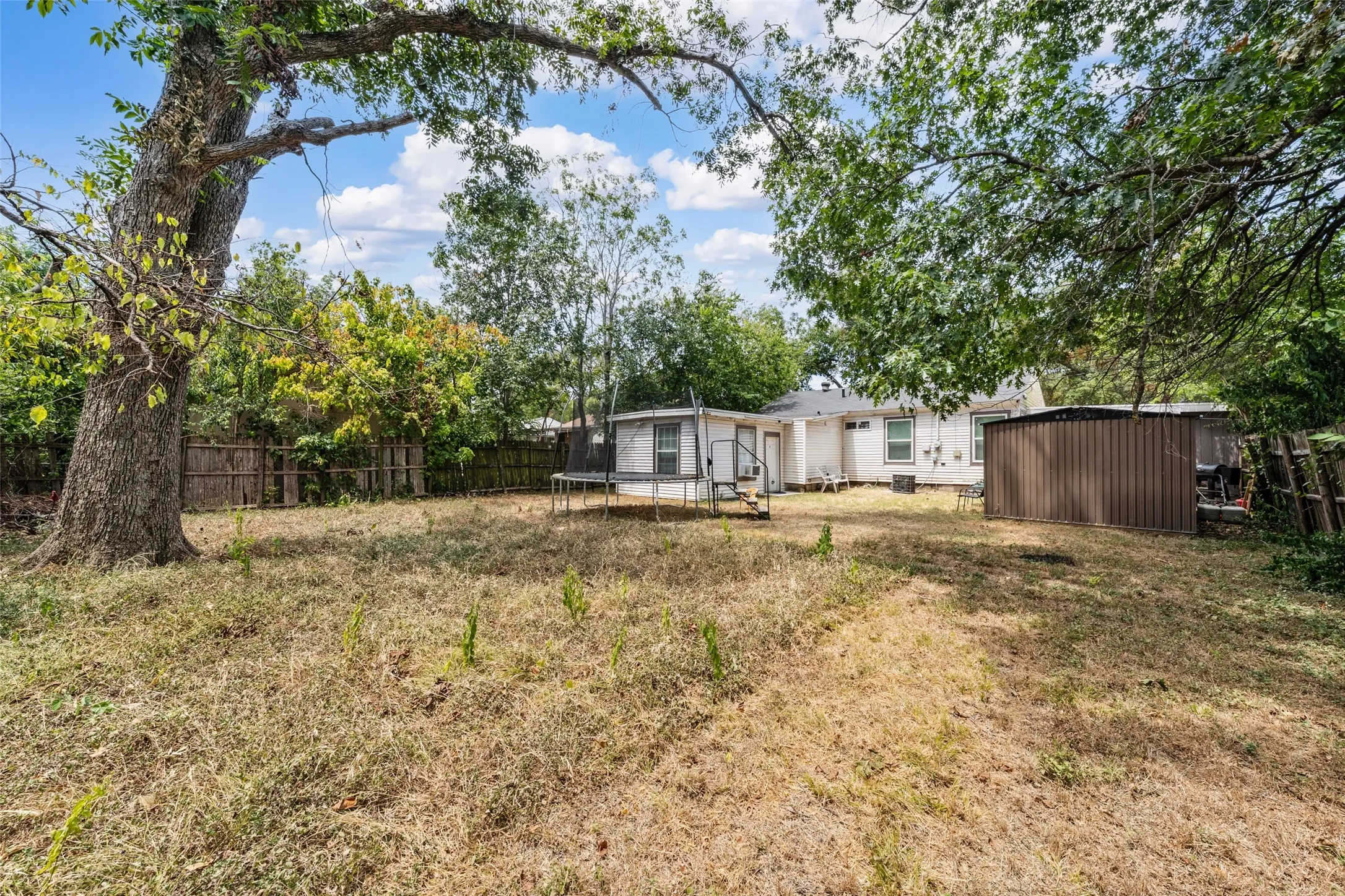Single Family Residence For Sale in Mc Lennan County , 4010 Windsor Avenue, Waco, Texas 76708, 3 Bedroom, 2 Bathroom, Garage spaces, 1,553 Sqft, built in 1949, mls#21365328, Real Estate Agent in Waco, Homes For Sale in Mc Lennan county, Homes For Sale in Waco, Realtor in Waco Texas, Real Estate Brokerage Independent Realty Texas, Luminita Cordes Realtor