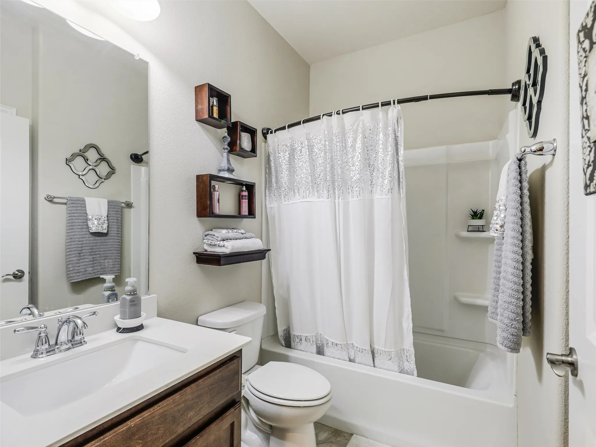 Single Family Residence For Sale in Denton County , 7265 Honeybee Lane, Frisco, Texas 75036, 2 Bedroom, 2 Bathroom, 2 Garage spaces, 1,856 Sqft, built in 2015, mls#21365221, Real Estate Agent in Frisco, Homes For Sale in Denton county, Homes For Sale in Frisco, Realtor in Frisco Texas, Real Estate Brokerage Independent Realty Texas, Luminita Cordes Realtor