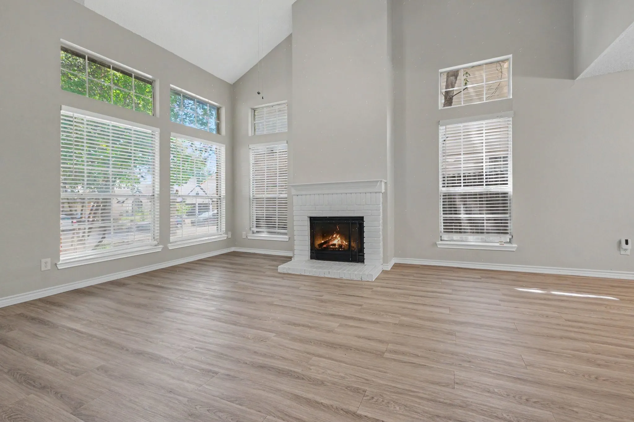 Single Family Residence For Sale in Tarrant County , 4721 Waterway Drive N, Fort Worth, Texas 76137, 3 Bedroom, 3 Bathroom, 2 Garage spaces, 1,763 Sqft, built in 1987, mls#21365346, Real Estate Agent in Fort Worth, Homes For Sale in Tarrant county, Homes For Sale in Fort Worth, Realtor in Fort Worth Texas, Real Estate Brokerage Independent Realty Texas, Luminita Cordes Realtor