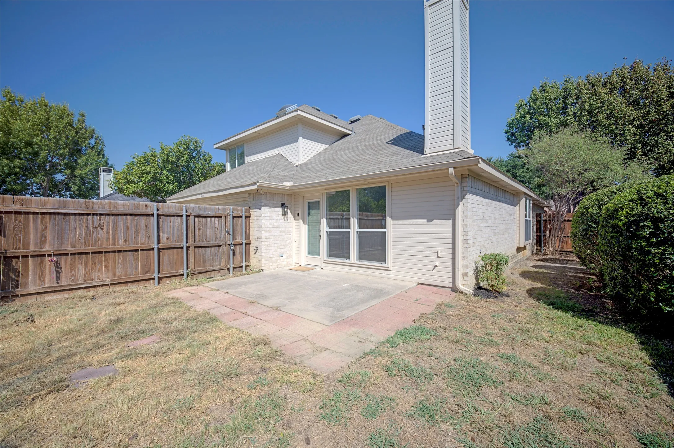 Single Family Residence For Sale in Denton County , 562 Continental Drive, Lewisville, Texas 75067, 3 Bedroom, 3 Bathroom, 2 Garage spaces, 1,755 Sqft, built in 1999, mls#21362087, Real Estate Agent in Lewisville, Homes For Sale in Denton county, Homes For Sale in Lewisville, Realtor in Lewisville Texas, Real Estate Brokerage Independent Realty Texas, Luminita Cordes Realtor