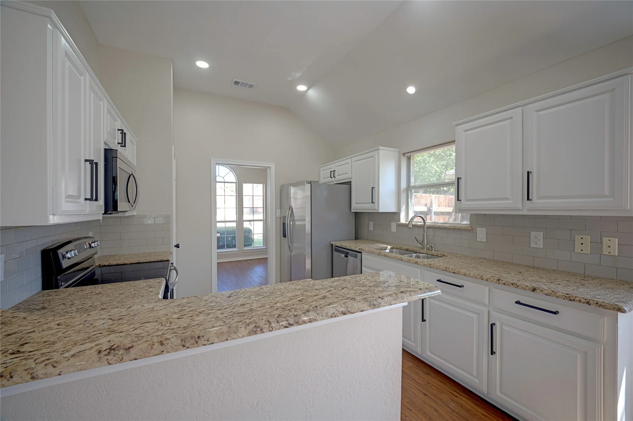 Single Family Residence For Sale in Denton County , 562 Continental Drive, Lewisville, Texas 75067, 3 Bedroom, 3 Bathroom, 2 Garage spaces, 1,755 Sqft, built in 1999, mls#21362087, Real Estate Agent in Lewisville, Homes For Sale in Denton county, Homes For Sale in Lewisville, Realtor in Lewisville Texas, Real Estate Brokerage Independent Realty Texas, Luminita Cordes Realtor