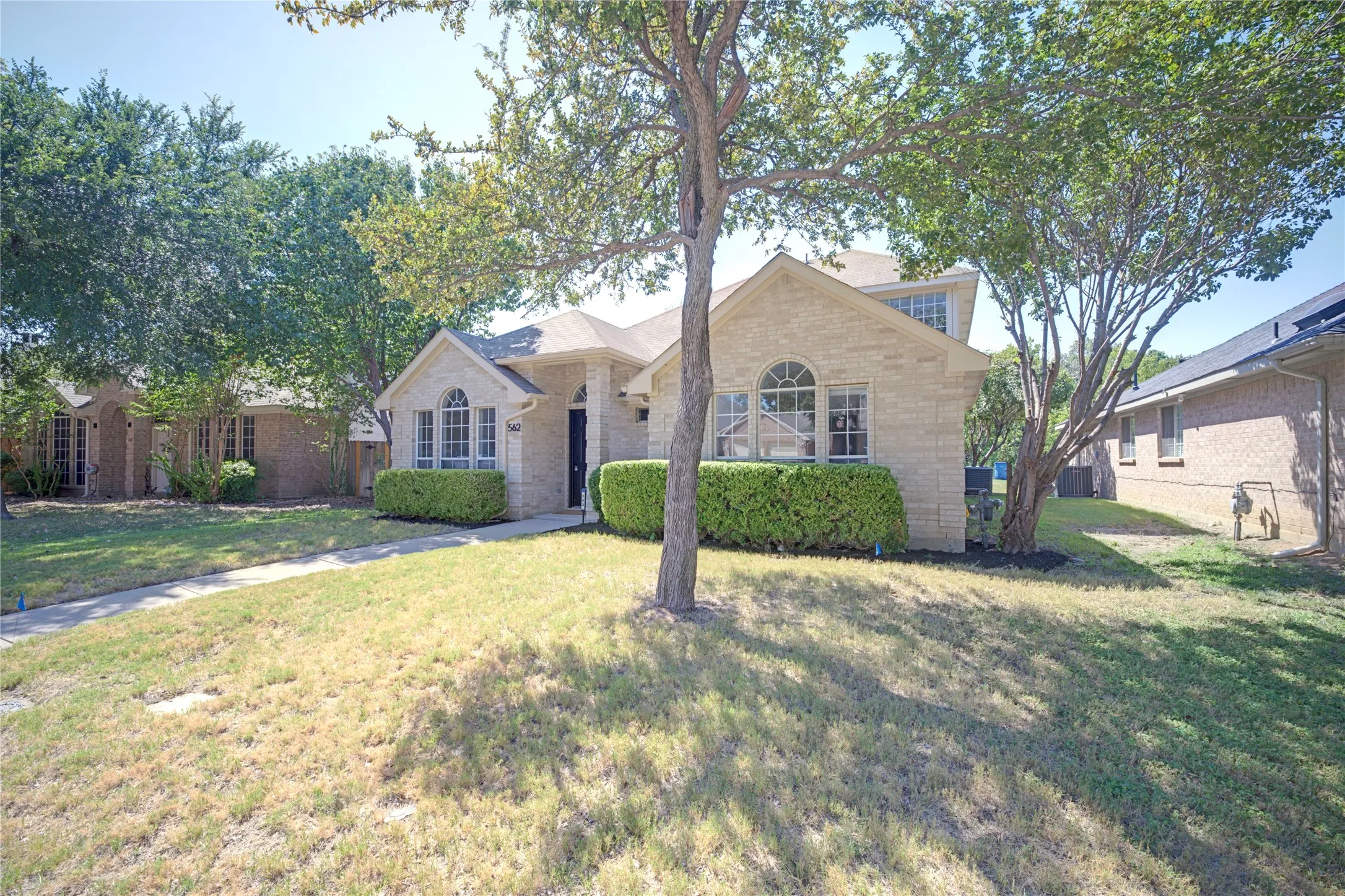 Single Family Residence For Sale in Denton County , 562 Continental Drive, Lewisville, Texas 75067, 3 Bedroom, 3 Bathroom, 2 Garage spaces, 1,755 Sqft, built in 1999, mls#21362087, Real Estate Agent in Lewisville, Homes For Sale in Denton county, Homes For Sale in Lewisville, Realtor in Lewisville Texas, Real Estate Brokerage Independent Realty Texas, Luminita Cordes Realtor
