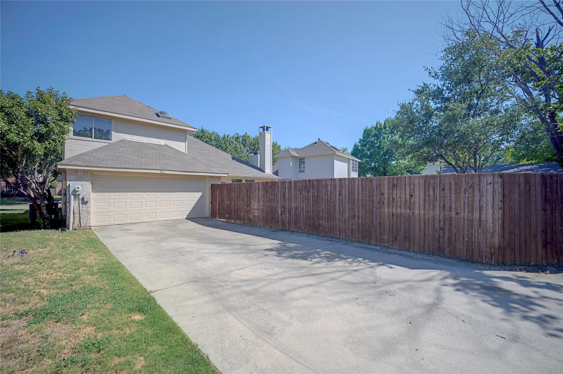 Single Family Residence For Sale in Denton County , 562 Continental Drive, Lewisville, Texas 75067, 3 Bedroom, 3 Bathroom, 2 Garage spaces, 1,755 Sqft, built in 1999, mls#21362087, Real Estate Agent in Lewisville, Homes For Sale in Denton county, Homes For Sale in Lewisville, Realtor in Lewisville Texas, Real Estate Brokerage Independent Realty Texas, Luminita Cordes Realtor
