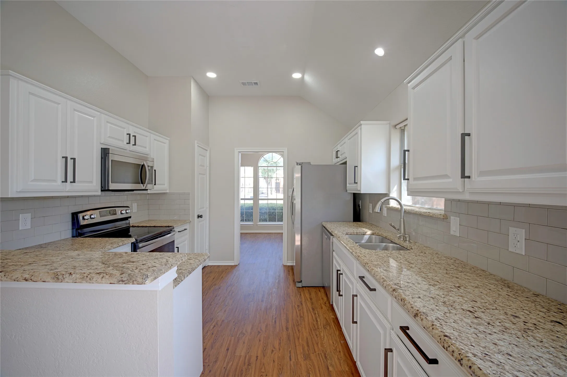 Single Family Residence For Sale in Denton County , 562 Continental Drive, Lewisville, Texas 75067, 3 Bedroom, 3 Bathroom, 2 Garage spaces, 1,755 Sqft, built in 1999, mls#21362087, Real Estate Agent in Lewisville, Homes For Sale in Denton county, Homes For Sale in Lewisville, Realtor in Lewisville Texas, Real Estate Brokerage Independent Realty Texas, Luminita Cordes Realtor