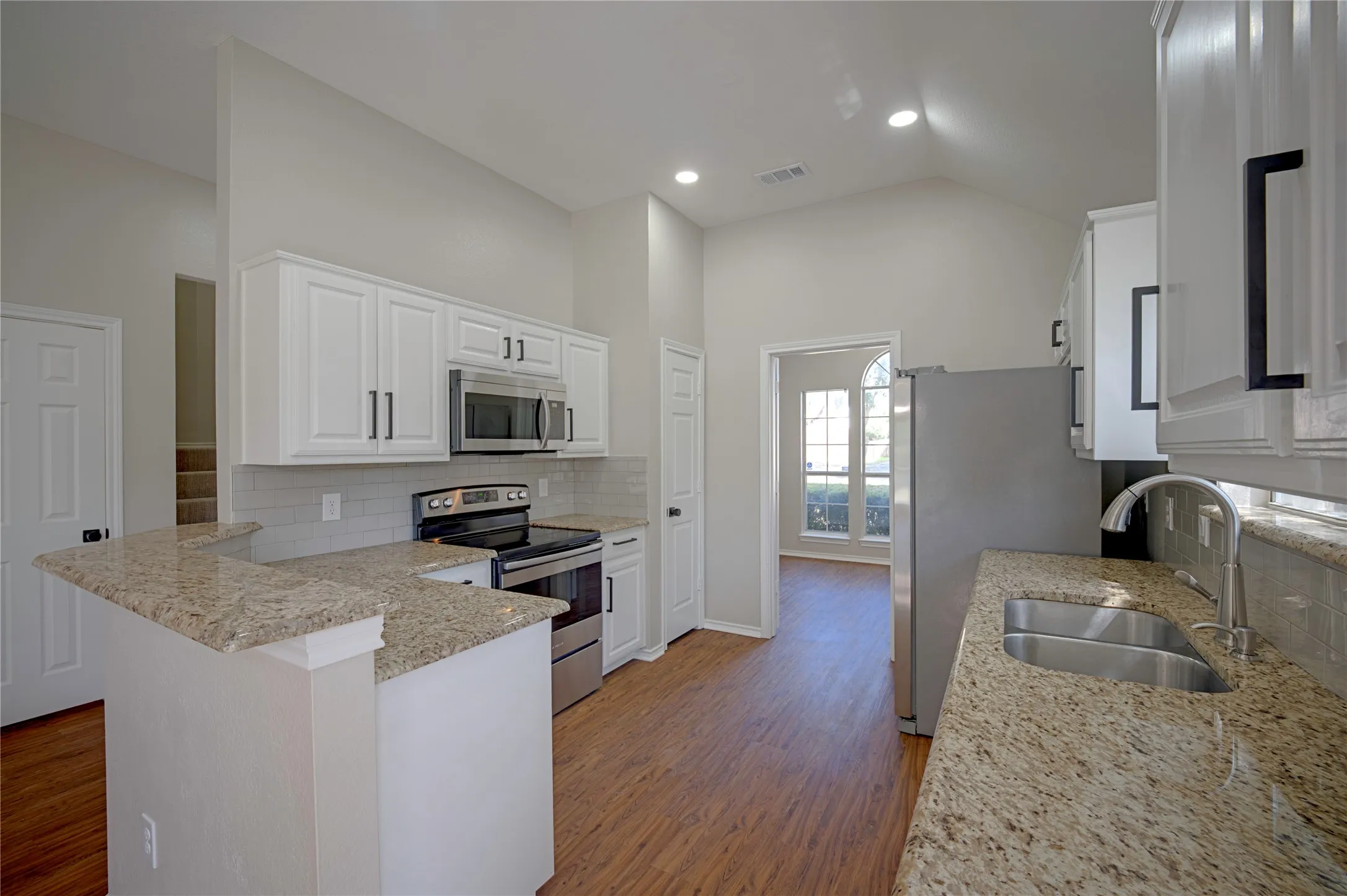 Single Family Residence For Sale in Denton County , 562 Continental Drive, Lewisville, Texas 75067, 3 Bedroom, 3 Bathroom, 2 Garage spaces, 1,755 Sqft, built in 1999, mls#21362087, Real Estate Agent in Lewisville, Homes For Sale in Denton county, Homes For Sale in Lewisville, Realtor in Lewisville Texas, Real Estate Brokerage Independent Realty Texas, Luminita Cordes Realtor
