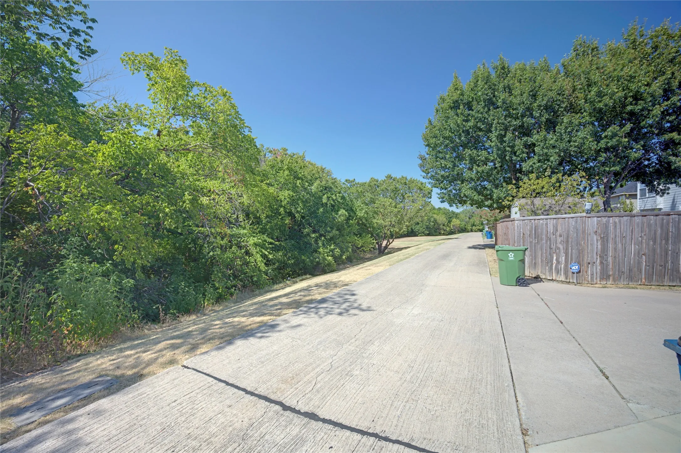 Single Family Residence For Sale in Denton County , 562 Continental Drive, Lewisville, Texas 75067, 3 Bedroom, 3 Bathroom, 2 Garage spaces, 1,755 Sqft, built in 1999, mls#21362087, Real Estate Agent in Lewisville, Homes For Sale in Denton county, Homes For Sale in Lewisville, Realtor in Lewisville Texas, Real Estate Brokerage Independent Realty Texas, Luminita Cordes Realtor