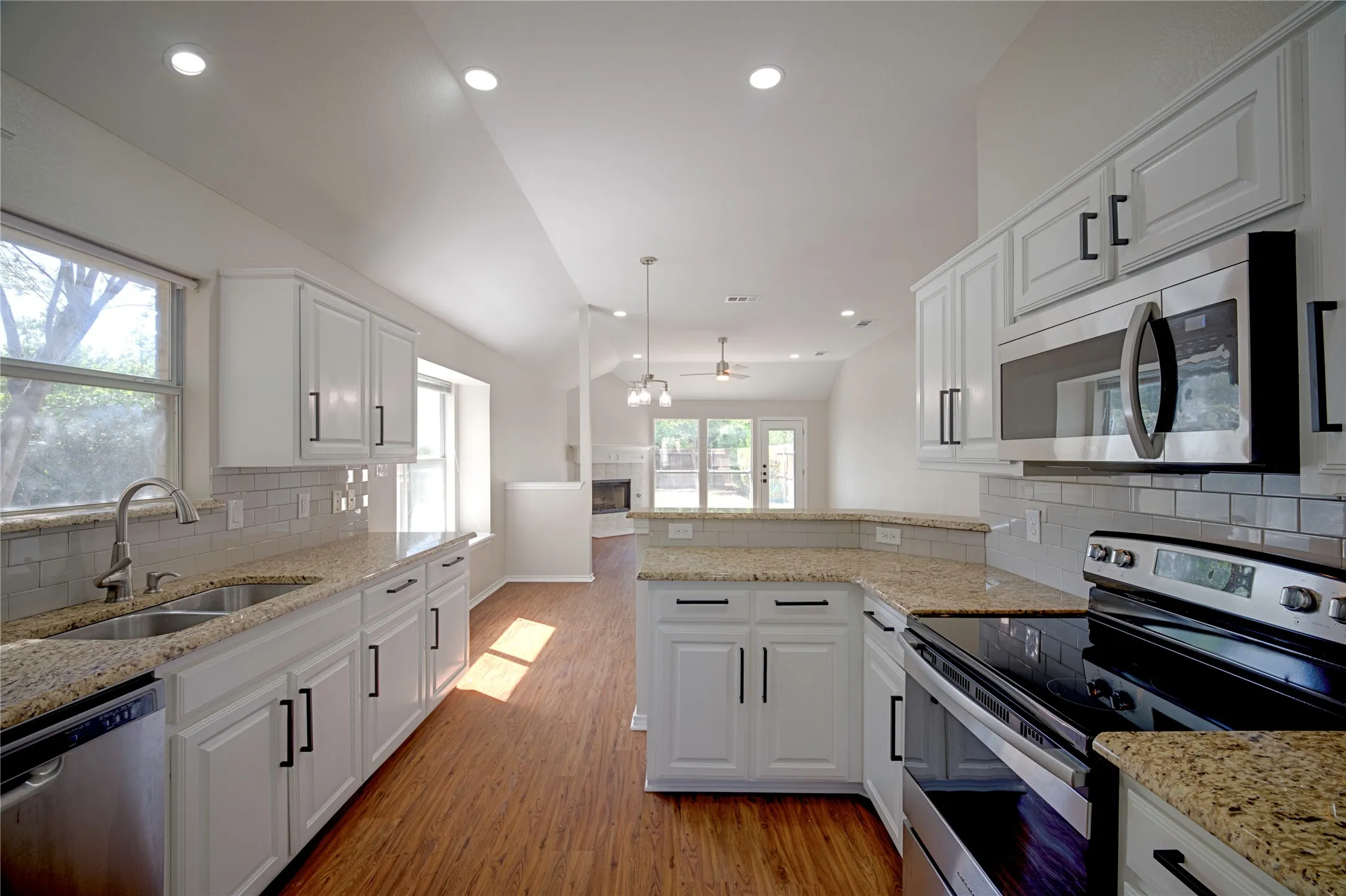 Single Family Residence For Sale in Denton County , 562 Continental Drive, Lewisville, Texas 75067, 3 Bedroom, 3 Bathroom, 2 Garage spaces, 1,755 Sqft, built in 1999, mls#21362087, Real Estate Agent in Lewisville, Homes For Sale in Denton county, Homes For Sale in Lewisville, Realtor in Lewisville Texas, Real Estate Brokerage Independent Realty Texas, Luminita Cordes Realtor