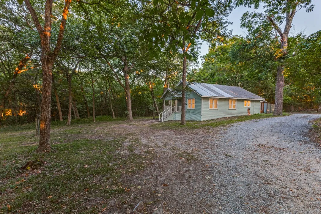 Single Family Residence For Sale in Collin County , 2990 County Road 568, Farmersville, Texas 75442, 2 Bedroom, 1 Bathroom, Garage spaces, 1,344 Sqft, built in 1950, mls#21352008, Real Estate Agent in Farmersville, Homes For Sale in Collin county, Homes For Sale in Farmersville, Realtor in Farmersville Texas, Real Estate Brokerage Independent Realty Texas, Luminita Cordes Realtor