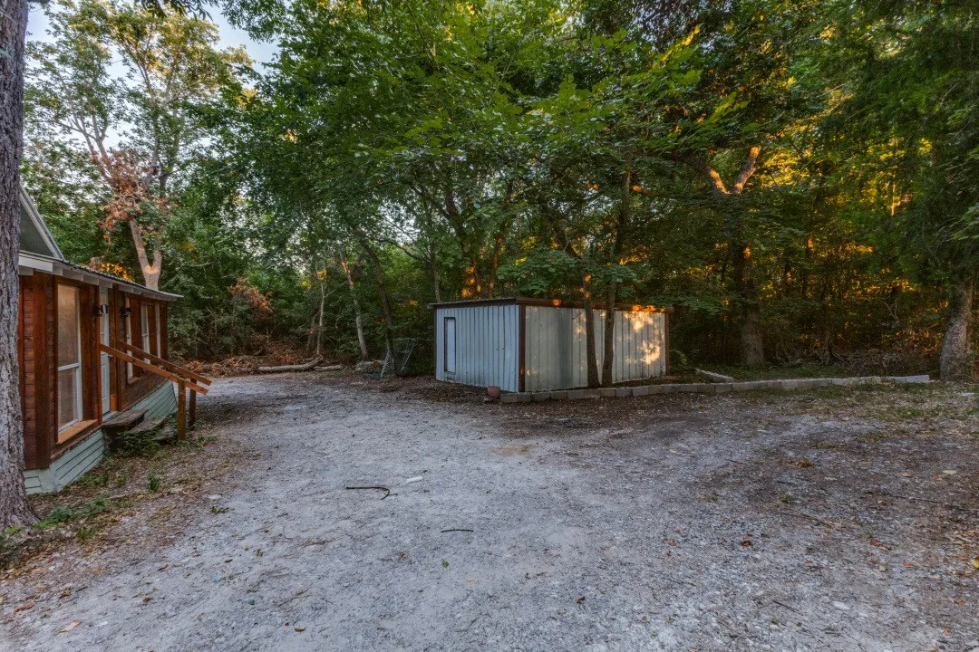 Single Family Residence For Sale in Collin County , 2990 County Road 568, Farmersville, Texas 75442, 2 Bedroom, 1 Bathroom, Garage spaces, 1,344 Sqft, built in 1950, mls#21352008, Real Estate Agent in Farmersville, Homes For Sale in Collin county, Homes For Sale in Farmersville, Realtor in Farmersville Texas, Real Estate Brokerage Independent Realty Texas, Luminita Cordes Realtor