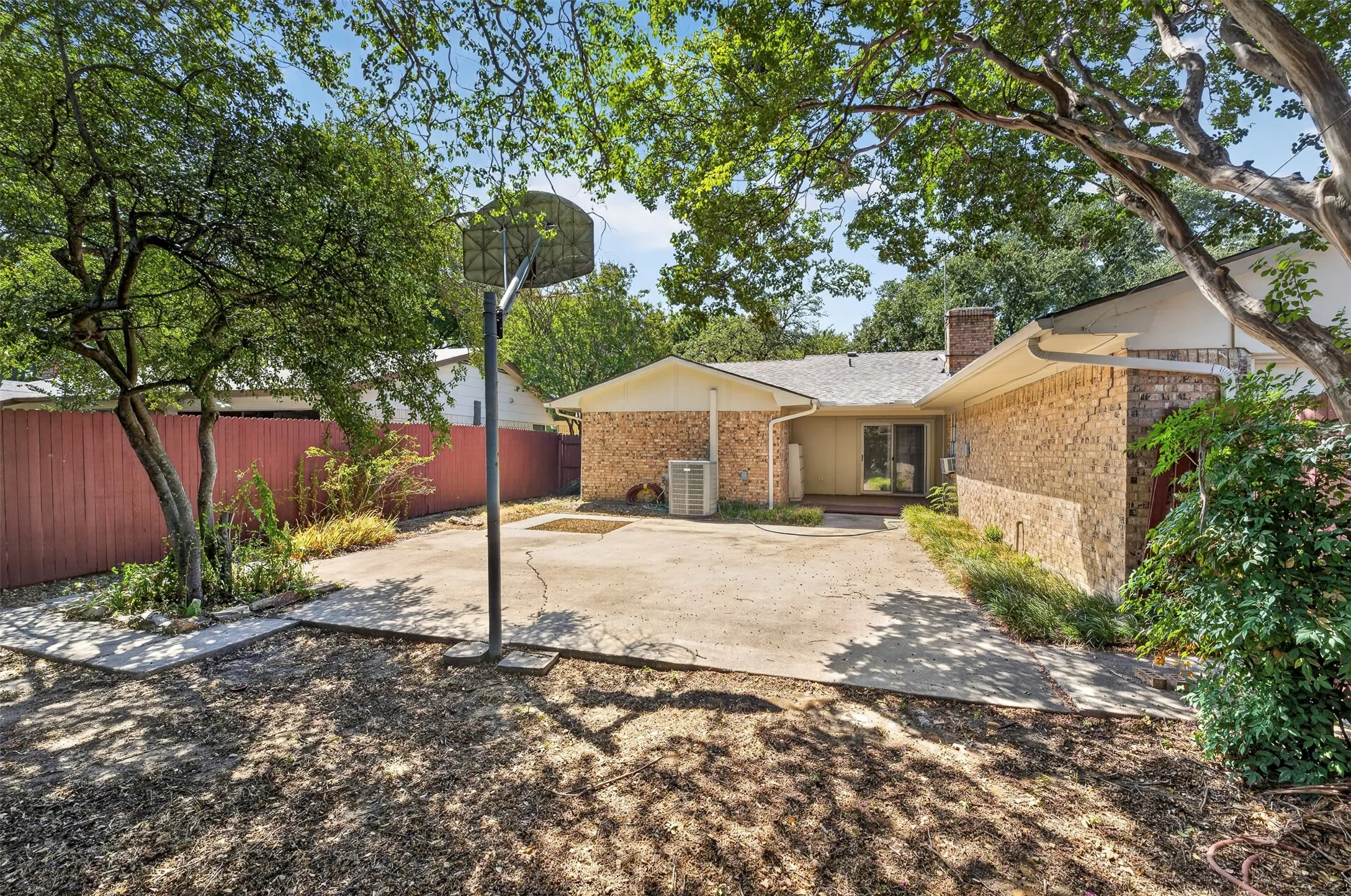 Single Family Residence For Rent in Dallas County , 11125 Cactus Lane, Dallas, Texas 75238, 4 Bedroom, 3 Bathroom, 2 Garage spaces, 1,833 Sqft, built in 1972, mls#21360466, Real Estate Agent in Dallas, Homes For Rent in Dallas county, Homes For Rent in Dallas, Realtor in Dallas Texas, Real Estate Brokerage Independent Realty Texas, Luminita Cordes Realtor