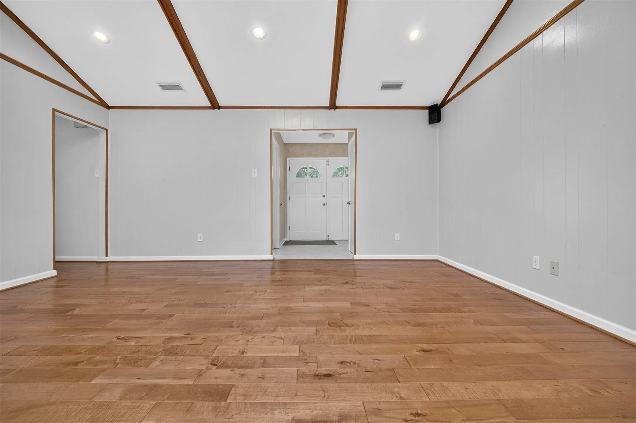 Single Family Residence For Rent in Dallas County , 11125 Cactus Lane, Dallas, Texas 75238, 4 Bedroom, 3 Bathroom, 2 Garage spaces, 1,833 Sqft, built in 1972, mls#21360466, Real Estate Agent in Dallas, Homes For Rent in Dallas county, Homes For Rent in Dallas, Realtor in Dallas Texas, Real Estate Brokerage Independent Realty Texas, Luminita Cordes Realtor