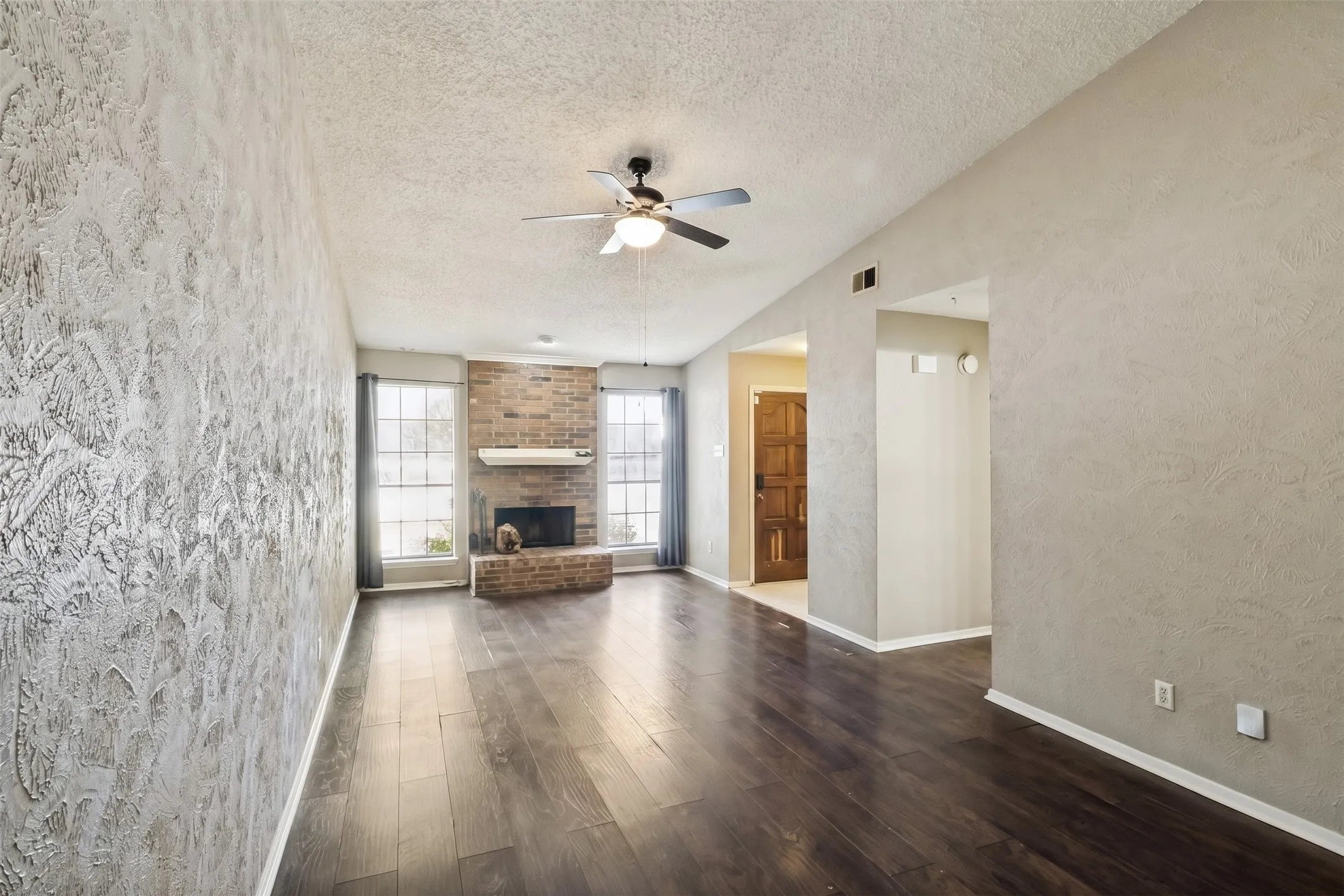 Townhouse For Sale in Dallas County , 1513 Cherrycrest Street, Dallas, Texas 75228, 2 Bedroom, 2 Bathroom, 2 Garage spaces, 1,268 Sqft, built in 1979, mls#21364971, Real Estate Agent in Dallas, Homes For Sale in Dallas county, Homes For Sale in Dallas, Realtor in Dallas Texas, Real Estate Brokerage Independent Realty Texas, Luminita Cordes Realtor