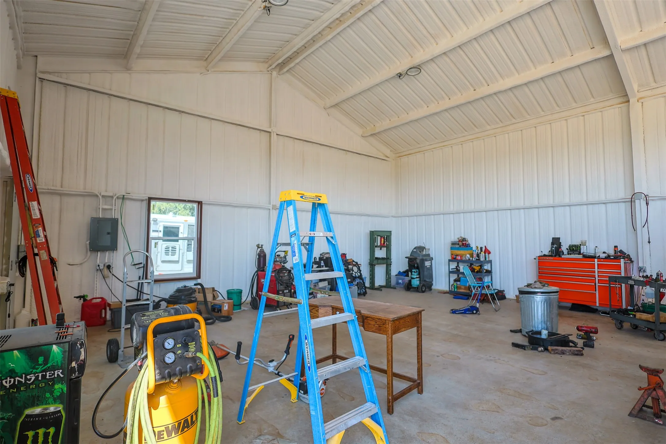 Single Family Residence For Sale in Wise County , 1108 County Road 4360, Decatur, Texas 76234, 4 Bedroom, 4 Bathroom, 3 Garage spaces, 2,222 Sqft, built in 2004, mls#21365360, Real Estate Agent in Decatur, Homes For Sale in Wise county, Homes For Sale in Decatur, Realtor in Decatur Texas, Real Estate Brokerage Independent Realty Texas, Luminita Cordes Realtor