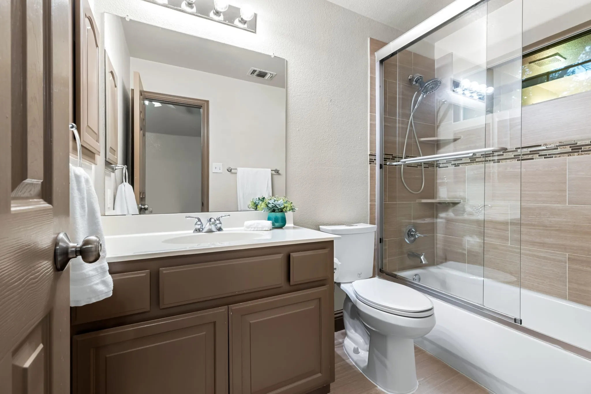 Full bath upstairs.