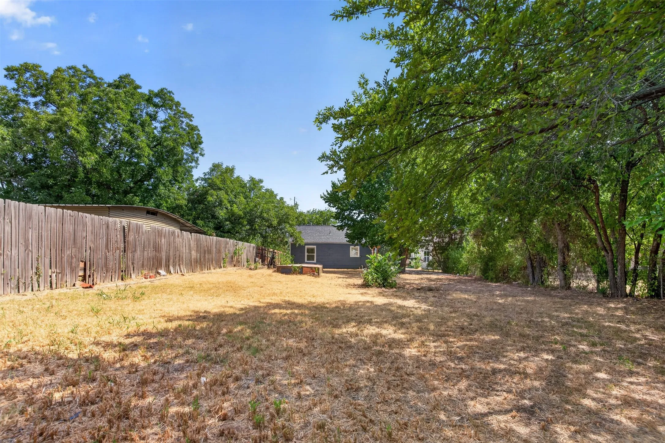 Single Family Residence For Sale in Montague County , 805 Adkins Street, Bowie, Texas 76230, 2 Bedroom, 1 Bathroom, Garage spaces, 812 Sqft, built in 1978, mls#21365372, Real Estate Agent in Bowie, Homes For Sale in Montague county, Homes For Sale in Bowie, Realtor in Bowie Texas, Real Estate Brokerage Independent Realty Texas, Luminita Cordes Realtor