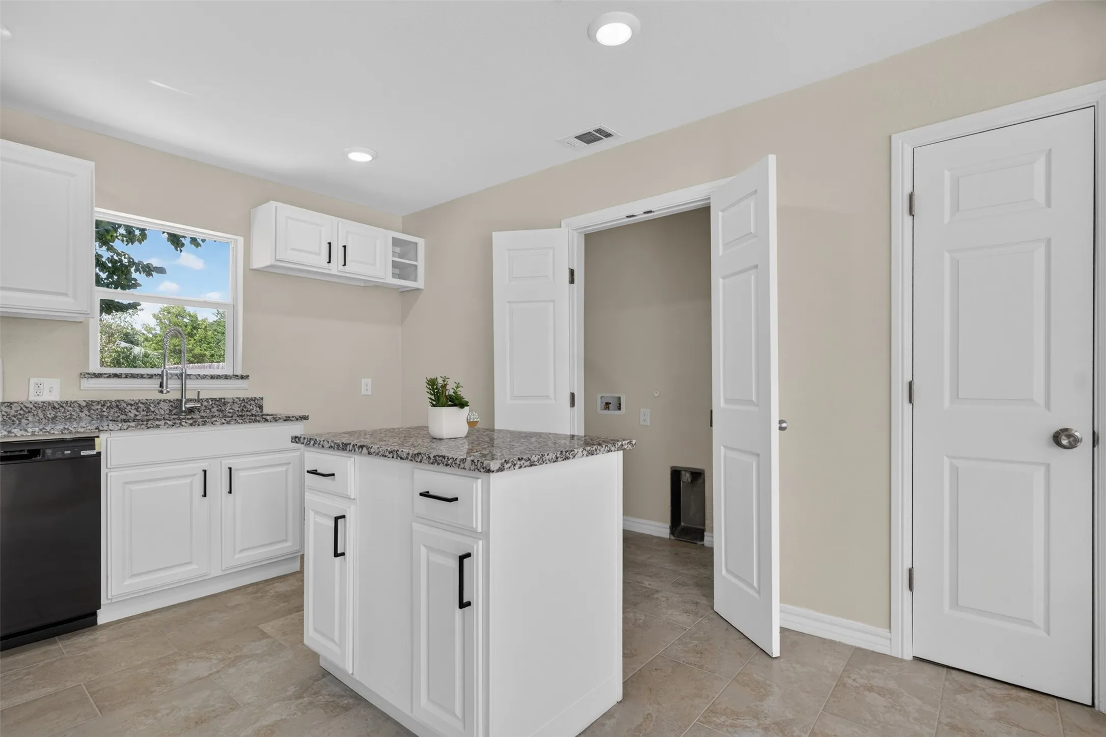 Single Family Residence For Sale in Montague County , 805 Adkins Street, Bowie, Texas 76230, 2 Bedroom, 1 Bathroom, Garage spaces, 812 Sqft, built in 1978, mls#21365372, Real Estate Agent in Bowie, Homes For Sale in Montague county, Homes For Sale in Bowie, Realtor in Bowie Texas, Real Estate Brokerage Independent Realty Texas, Luminita Cordes Realtor