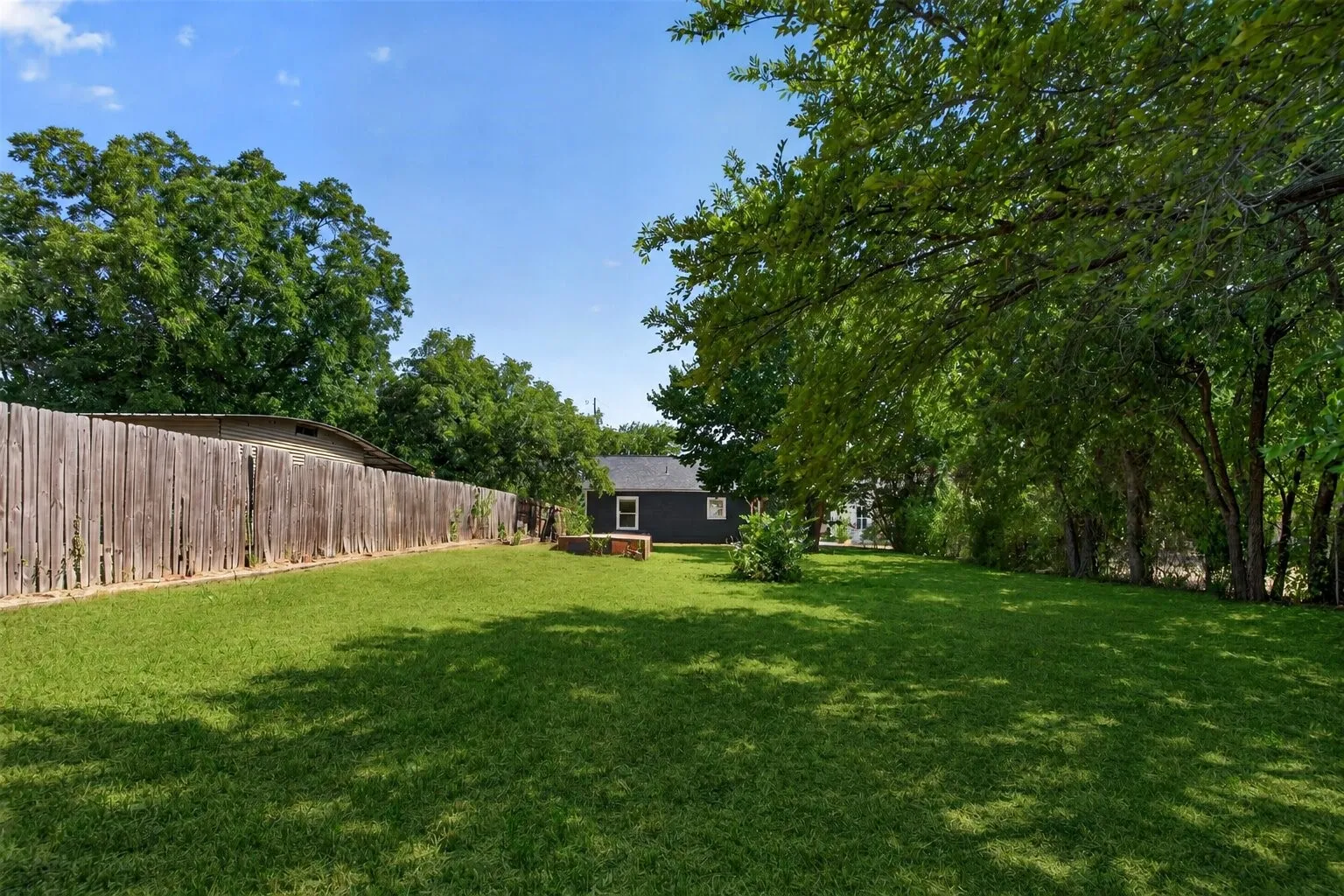 Single Family Residence For Sale in Montague County , 805 Adkins Street, Bowie, Texas 76230, 2 Bedroom, 1 Bathroom, Garage spaces, 812 Sqft, built in 1978, mls#21365372, Real Estate Agent in Bowie, Homes For Sale in Montague county, Homes For Sale in Bowie, Realtor in Bowie Texas, Real Estate Brokerage Independent Realty Texas, Luminita Cordes Realtor