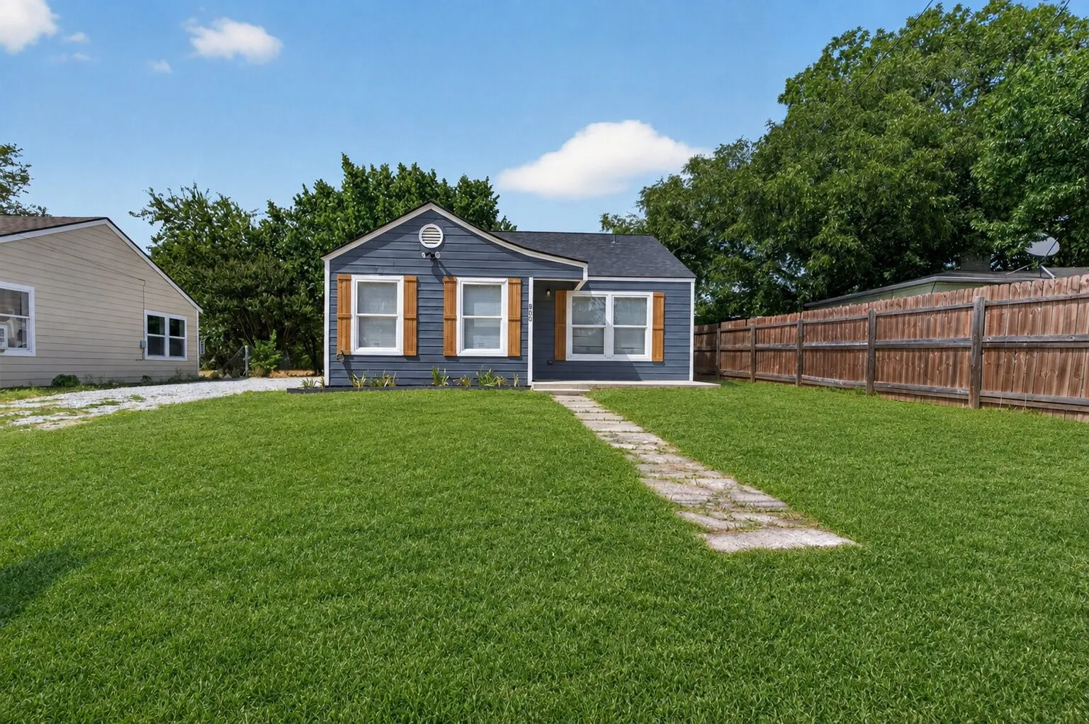 Single Family Residence For Sale in Montague County , 805 Adkins Street, Bowie, Texas 76230, 2 Bedroom, 1 Bathroom, Garage spaces, 812 Sqft, built in 1978, mls#21365372, Real Estate Agent in Bowie, Homes For Sale in Montague county, Homes For Sale in Bowie, Realtor in Bowie Texas, Real Estate Brokerage Independent Realty Texas, Luminita Cordes Realtor