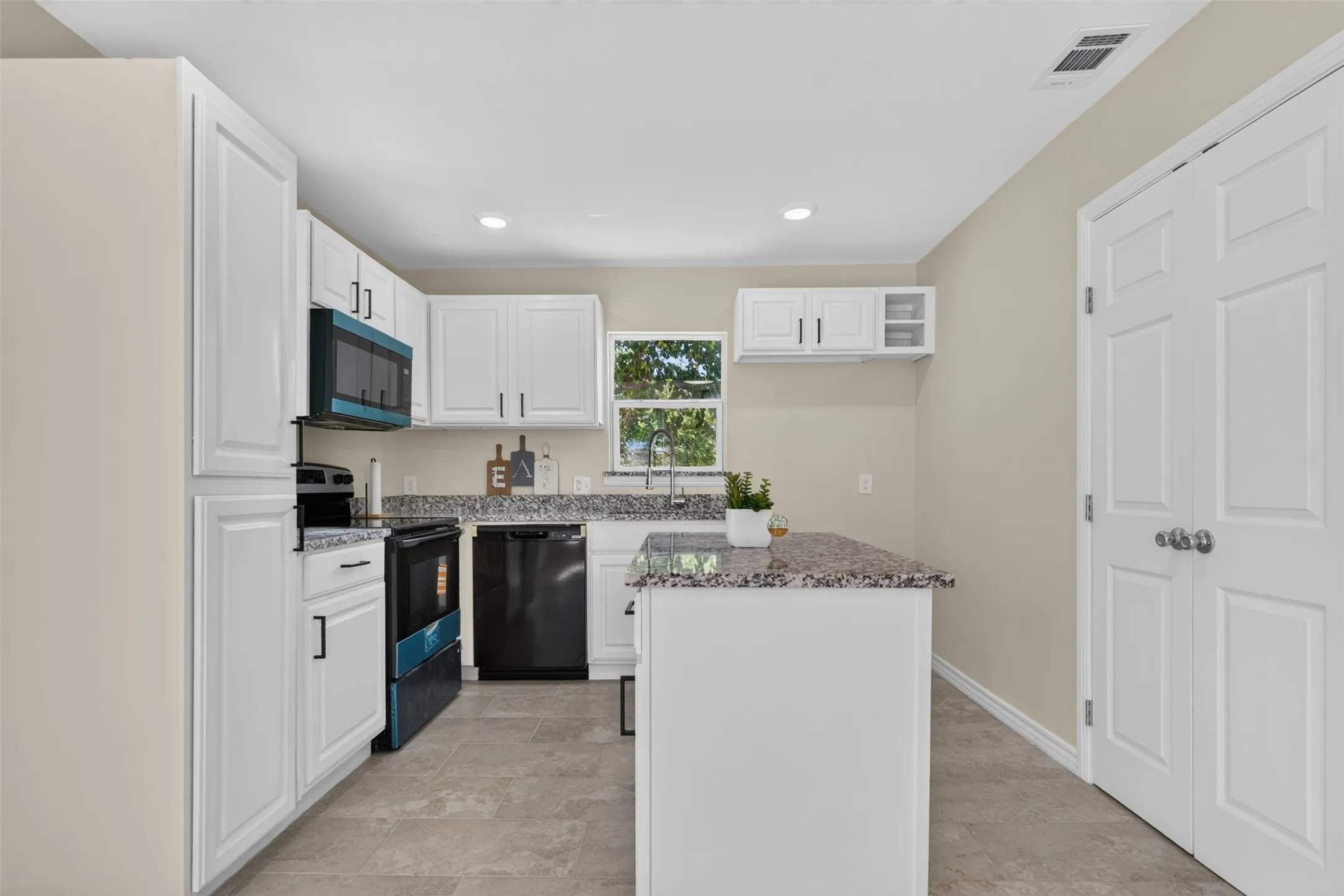 Single Family Residence For Sale in Montague County , 805 Adkins Street, Bowie, Texas 76230, 2 Bedroom, 1 Bathroom, Garage spaces, 812 Sqft, built in 1978, mls#21365372, Real Estate Agent in Bowie, Homes For Sale in Montague county, Homes For Sale in Bowie, Realtor in Bowie Texas, Real Estate Brokerage Independent Realty Texas, Luminita Cordes Realtor