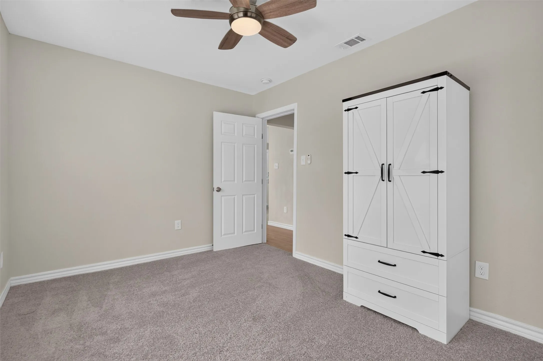 Single Family Residence For Sale in Montague County , 805 Adkins Street, Bowie, Texas 76230, 2 Bedroom, 1 Bathroom, Garage spaces, 812 Sqft, built in 1978, mls#21365372, Real Estate Agent in Bowie, Homes For Sale in Montague county, Homes For Sale in Bowie, Realtor in Bowie Texas, Real Estate Brokerage Independent Realty Texas, Luminita Cordes Realtor