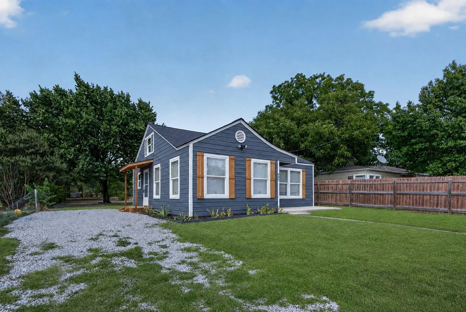 Single Family Residence For Sale in Montague County , 805 Adkins Street, Bowie, Texas 76230, 2 Bedroom, 1 Bathroom, Garage spaces, 812 Sqft, built in 1978, mls#21365372, Real Estate Agent in Bowie, Homes For Sale in Montague county, Homes For Sale in Bowie, Realtor in Bowie Texas, Real Estate Brokerage Independent Realty Texas, Luminita Cordes Realtor