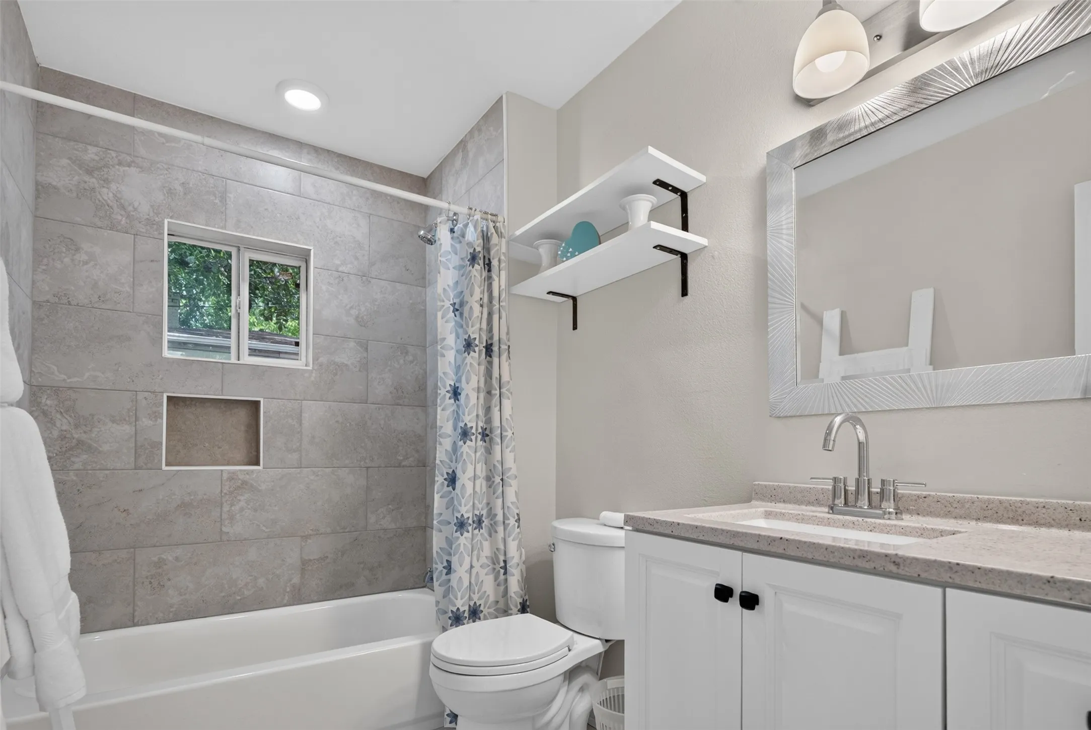 Single Family Residence For Sale in Montague County , 805 Adkins Street, Bowie, Texas 76230, 2 Bedroom, 1 Bathroom, Garage spaces, 812 Sqft, built in 1978, mls#21365372, Real Estate Agent in Bowie, Homes For Sale in Montague county, Homes For Sale in Bowie, Realtor in Bowie Texas, Real Estate Brokerage Independent Realty Texas, Luminita Cordes Realtor