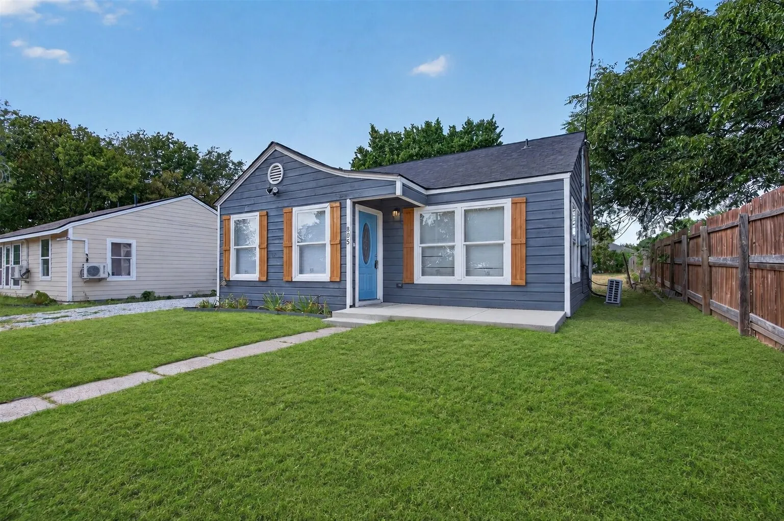 Single Family Residence For Sale in Montague County , 805 Adkins Street, Bowie, Texas 76230, 2 Bedroom, 1 Bathroom, Garage spaces, 812 Sqft, built in 1978, mls#21365372, Real Estate Agent in Bowie, Homes For Sale in Montague county, Homes For Sale in Bowie, Realtor in Bowie Texas, Real Estate Brokerage Independent Realty Texas, Luminita Cordes Realtor