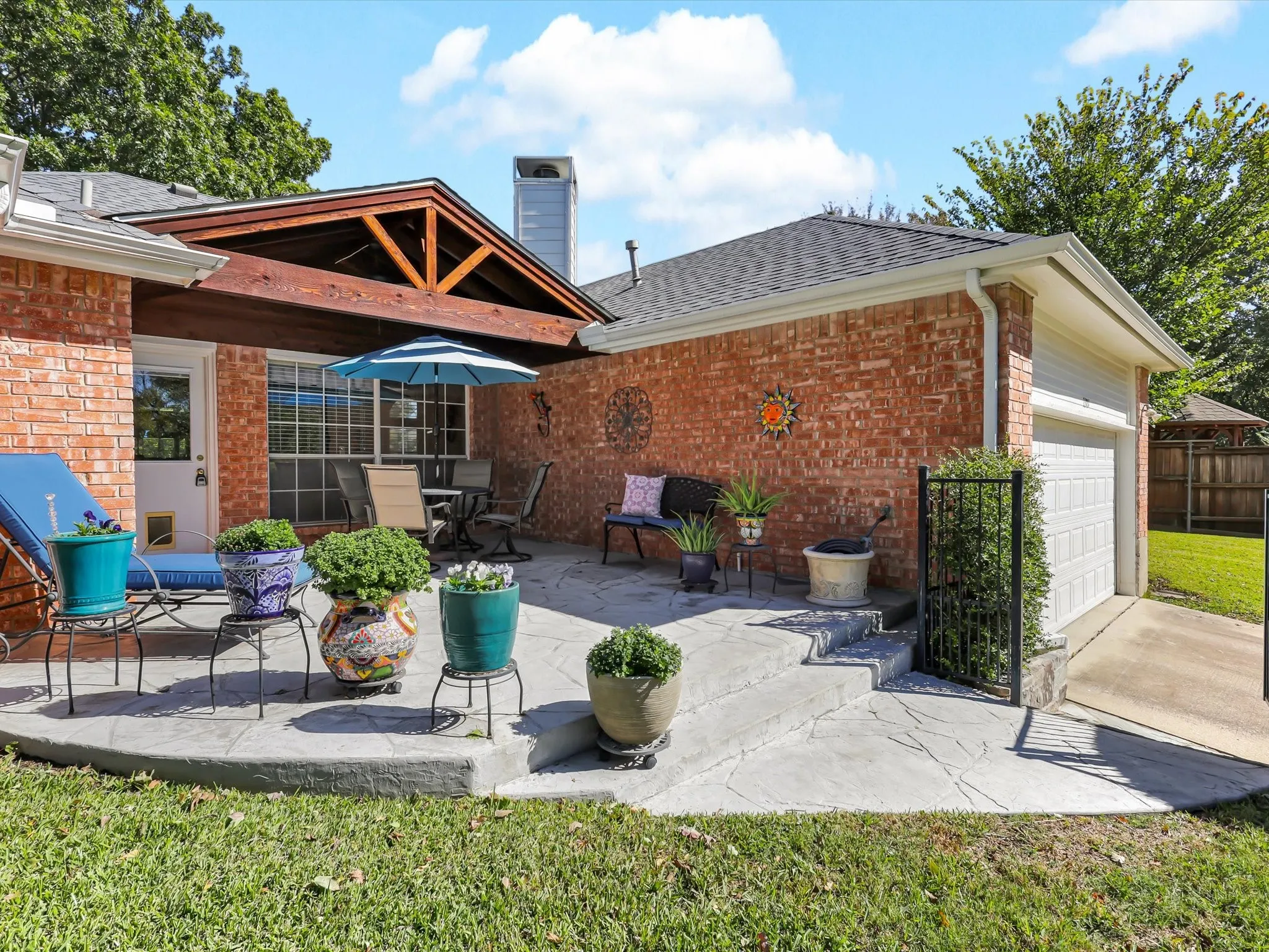 Single Family Residence For Sale in Dallas County , 2307 Bristol Drive, Carrollton, Texas 75006, 3 Bedroom, 2 Bathroom, 2 Garage spaces, 1,740 Sqft, built in 1993, mls#21365336, Real Estate Agent in Carrollton, Homes For Sale in Dallas county, Homes For Sale in Carrollton, Realtor in Carrollton Texas, Real Estate Brokerage Independent Realty Texas, Luminita Cordes Realtor